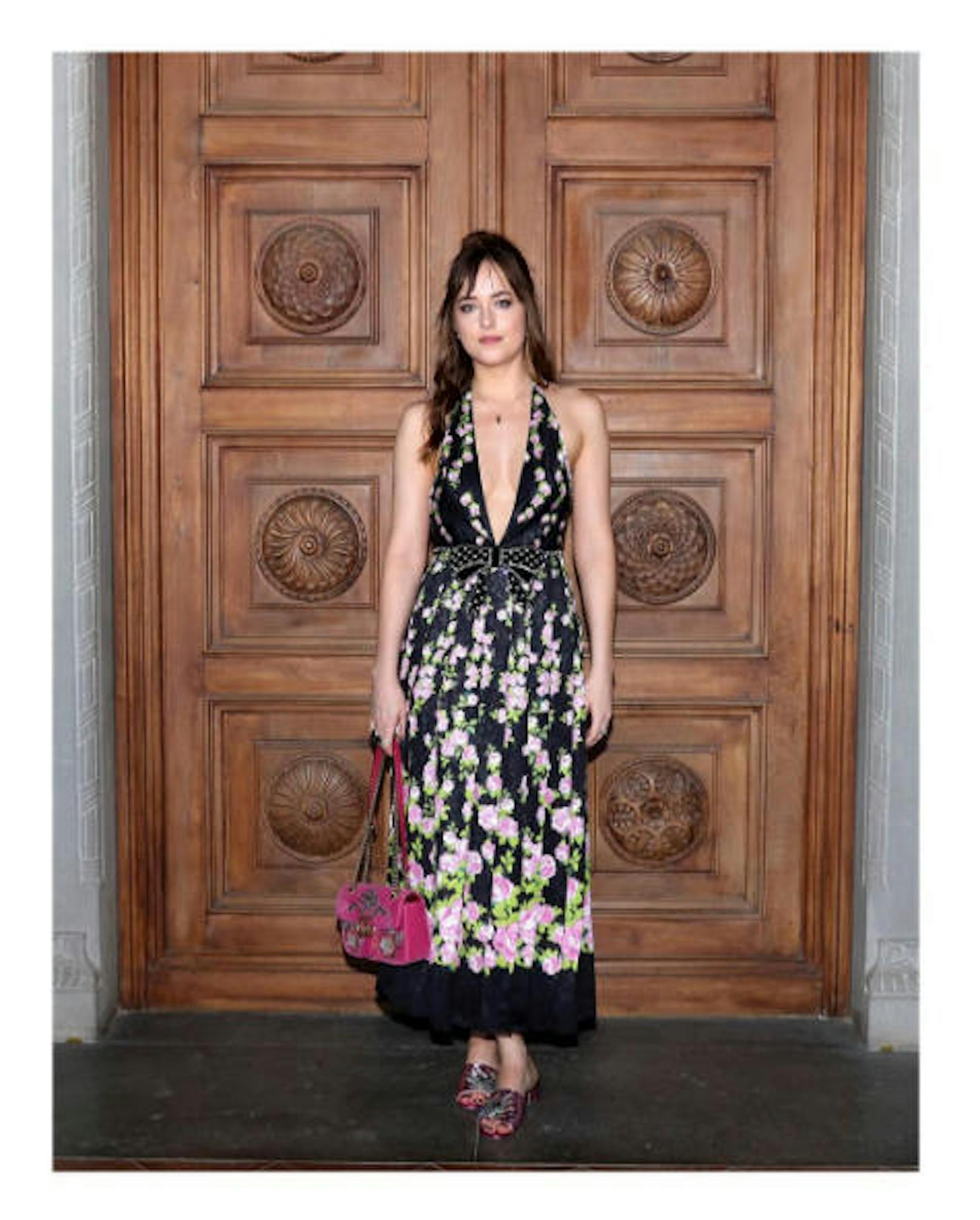 30.05.2017: Die neue Gucci Cruise Kollektion 2018 wurde Montagabend in Florenz vorgestellt. Unter den prominenten Gästen fand sich auch "Fifty Shades"-Star Dakota Johnson.