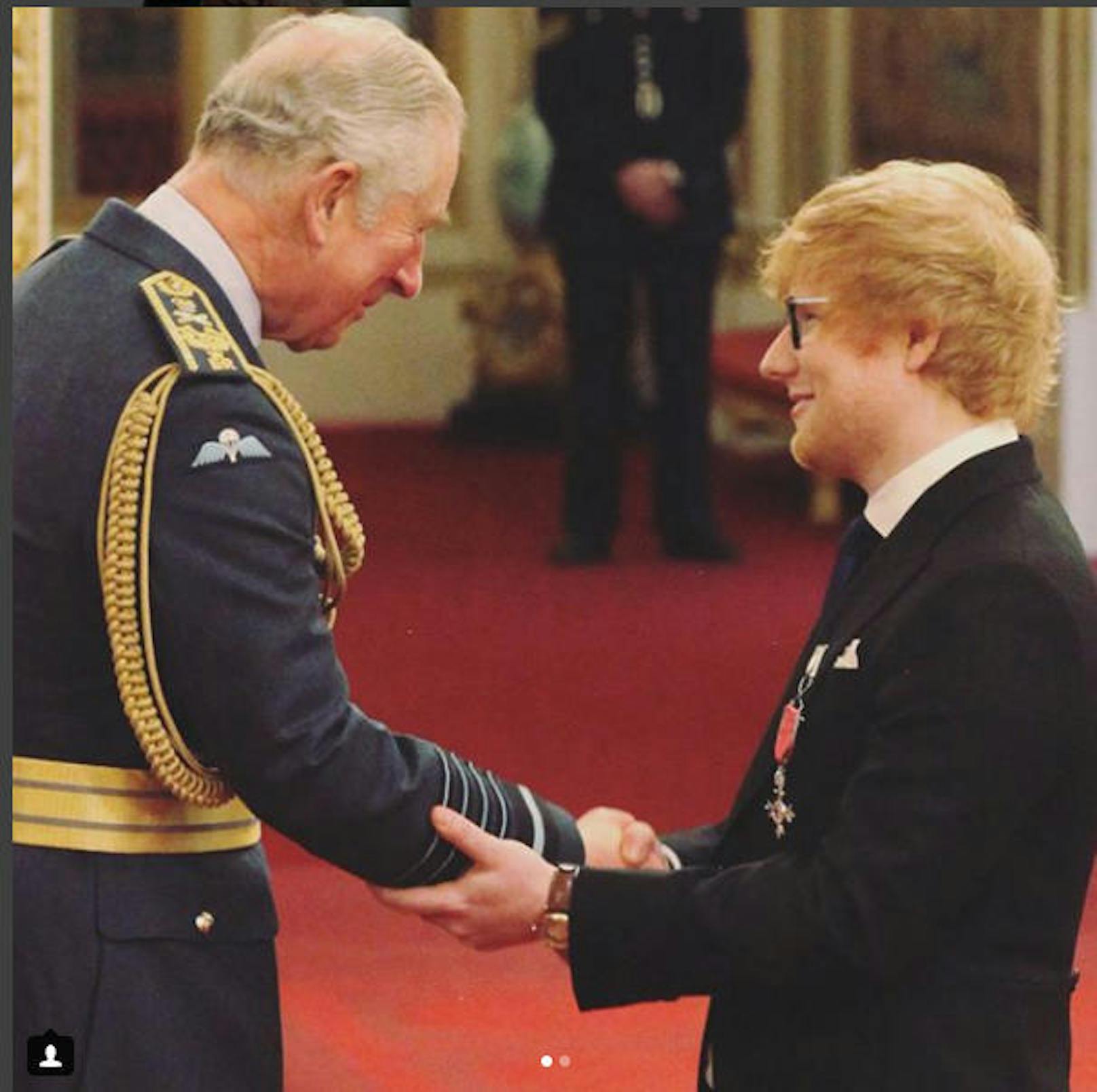 08.12.2017: Prince Charles überreicht Ed Sheeran seinen MBE, die unterste Stufe des "Order of the British Empire"