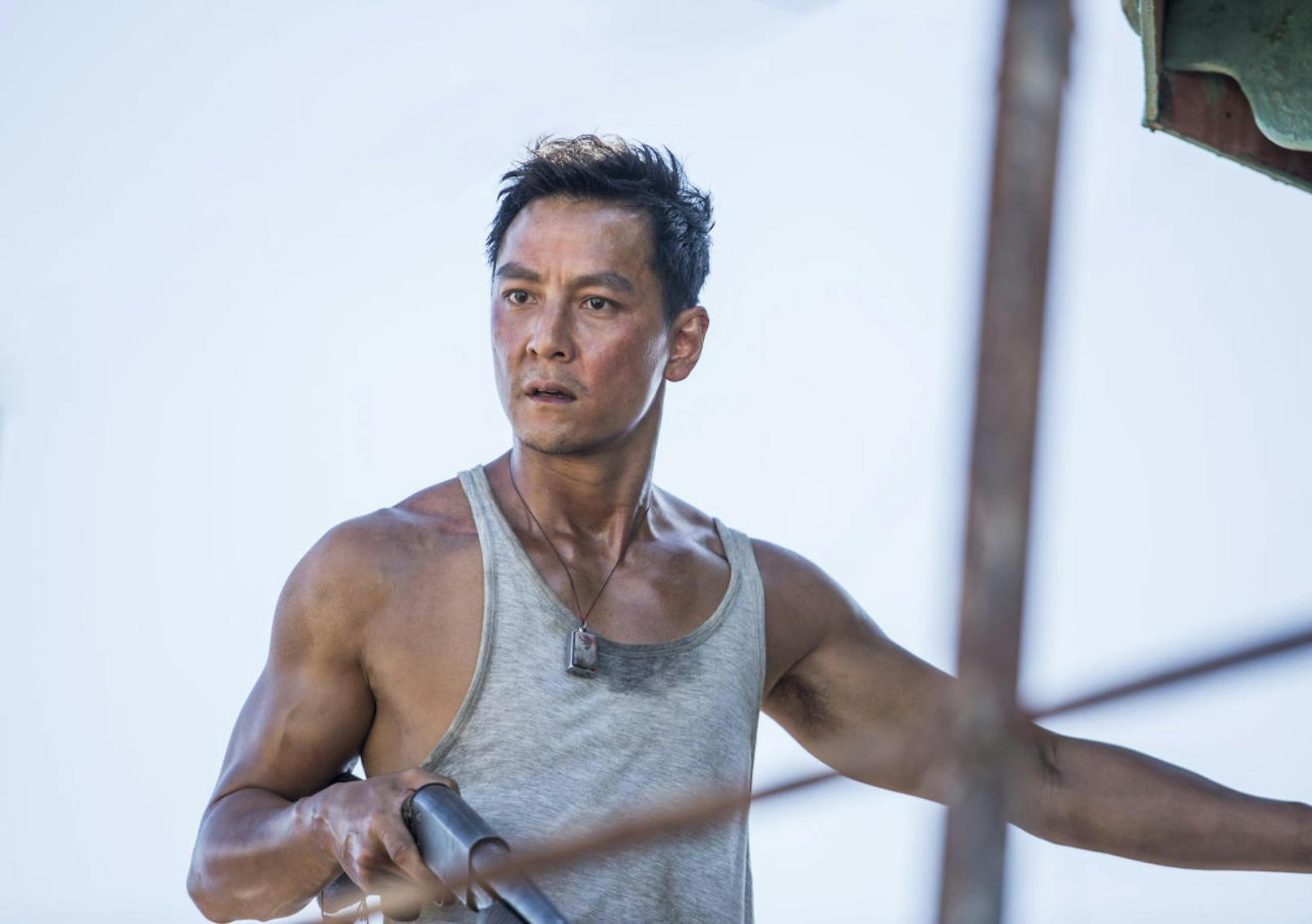 Lu Ren (Daniel Wu) bringt Lara auf seinem Boot zu einer geheimnisvollen Insel. 