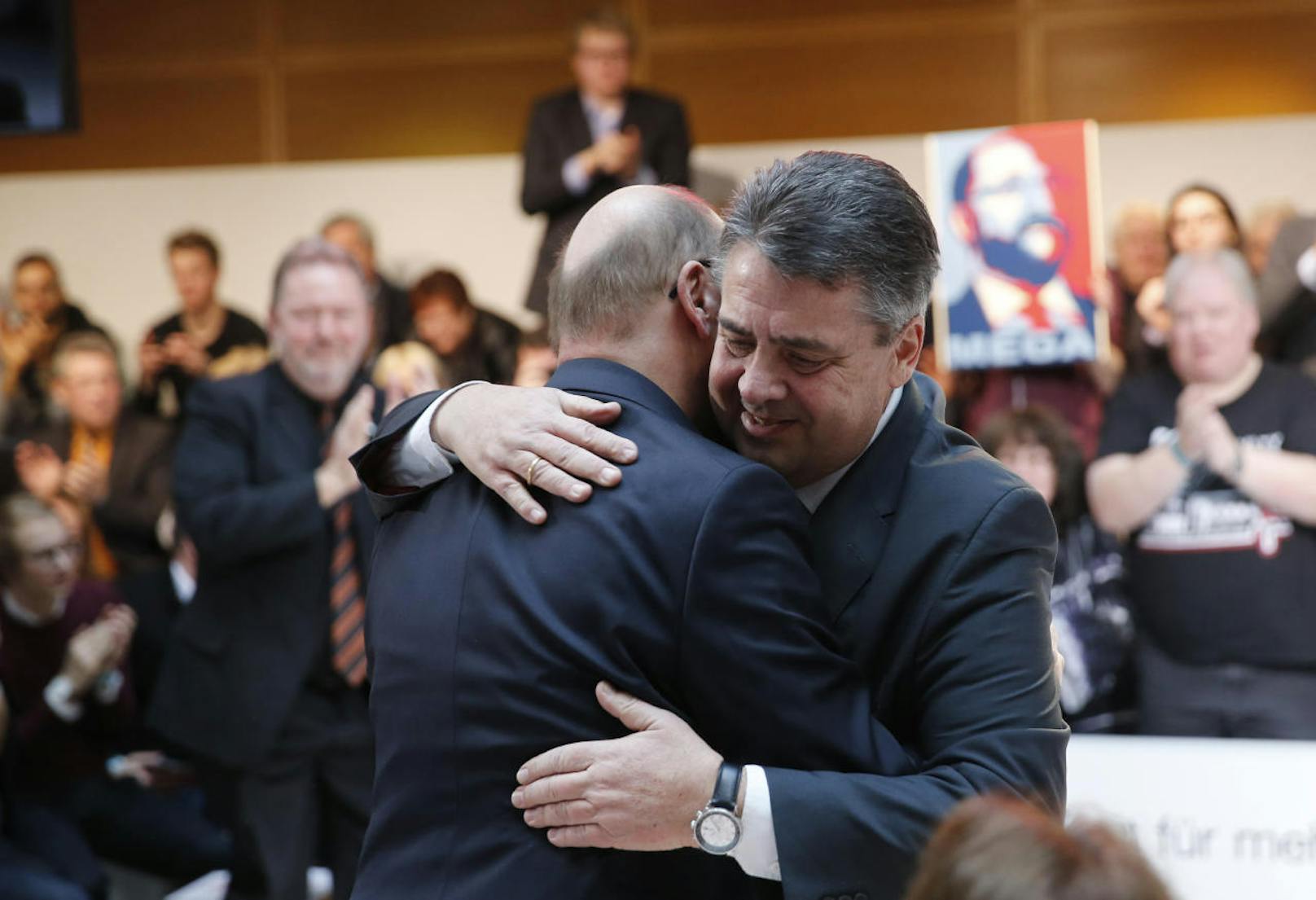 29. Jänner 2017: SPD-Chef Sigmar Gabriel umarmt seinen Nachfolger Martin Schulz