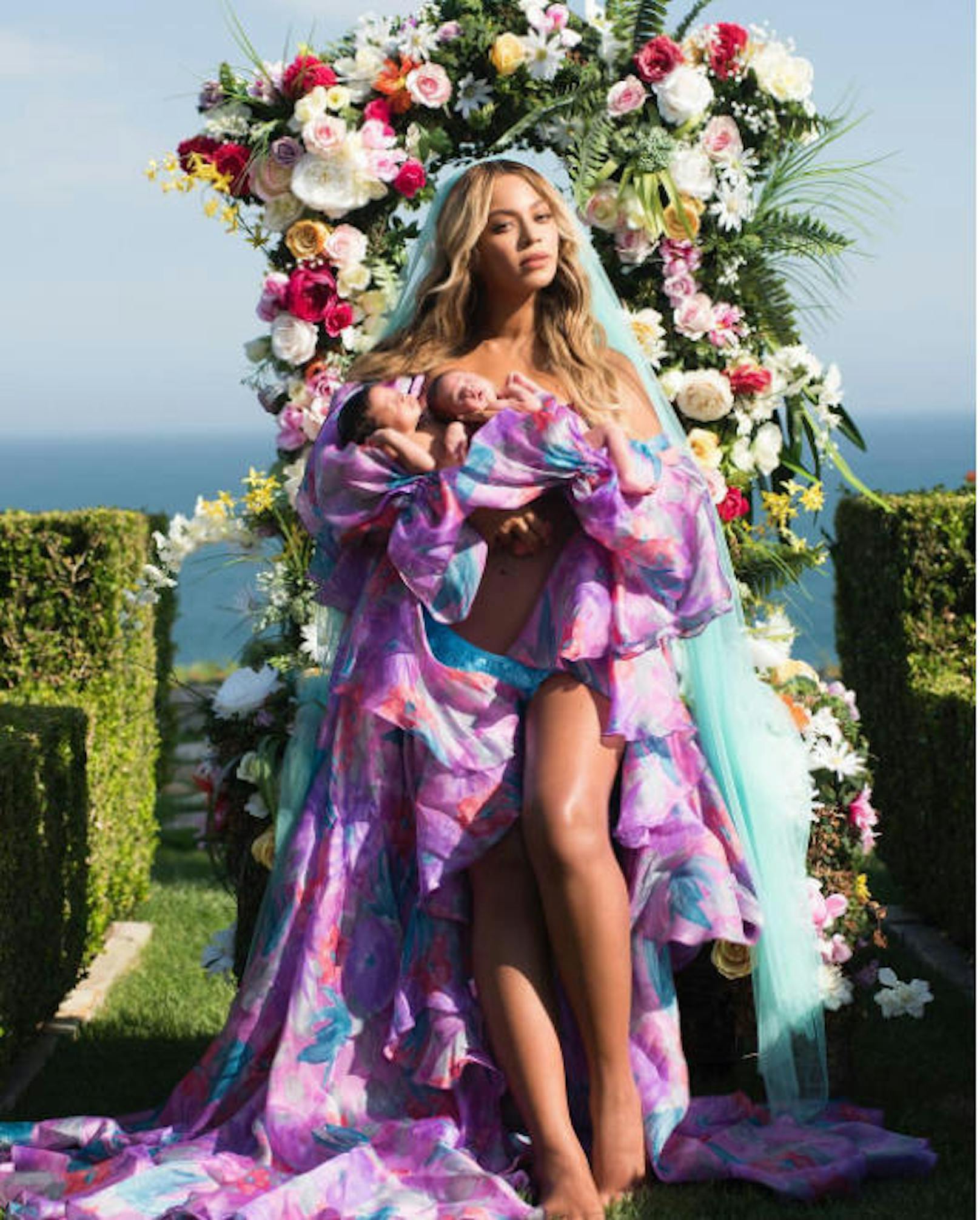 14.07.2017: Beyoncé zeigt das erste Foto ihrer Zwillinge, die vor einem Monat das Licht der Welt erblickten.
