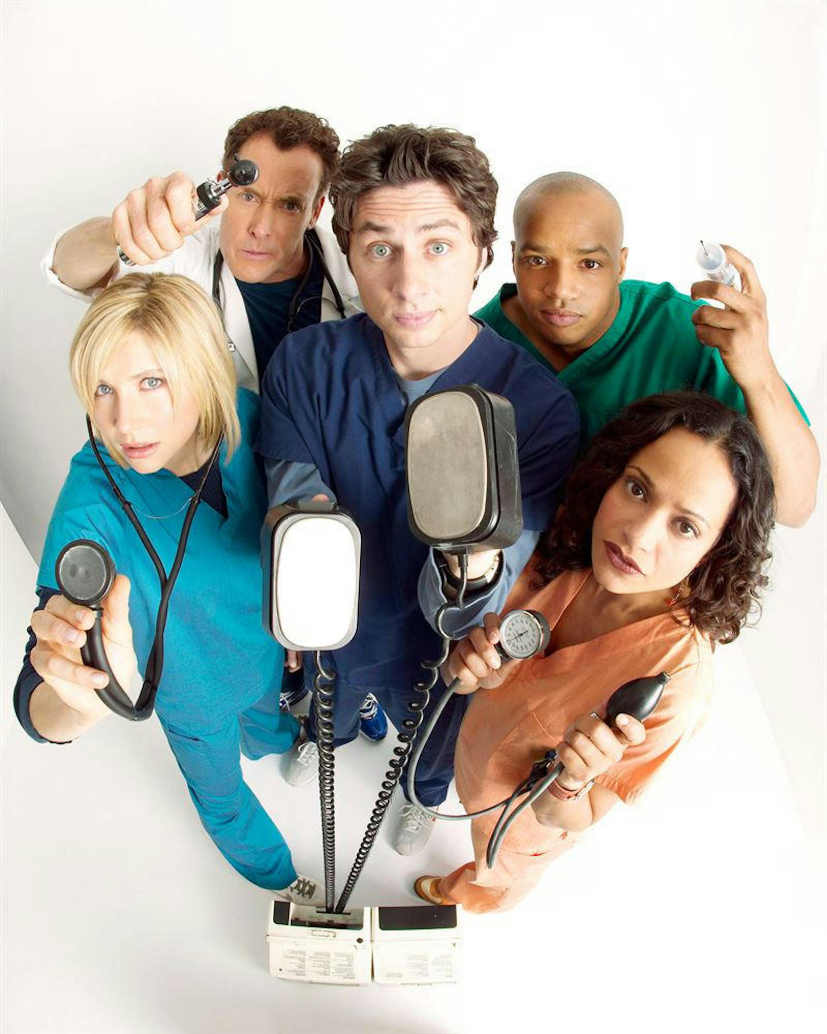 Von links: Sarah Chalke, John C. McGinley, Zach Braff, Donald Faison und Judy Reyes auf einem Promo-Shot von "Scrubs"