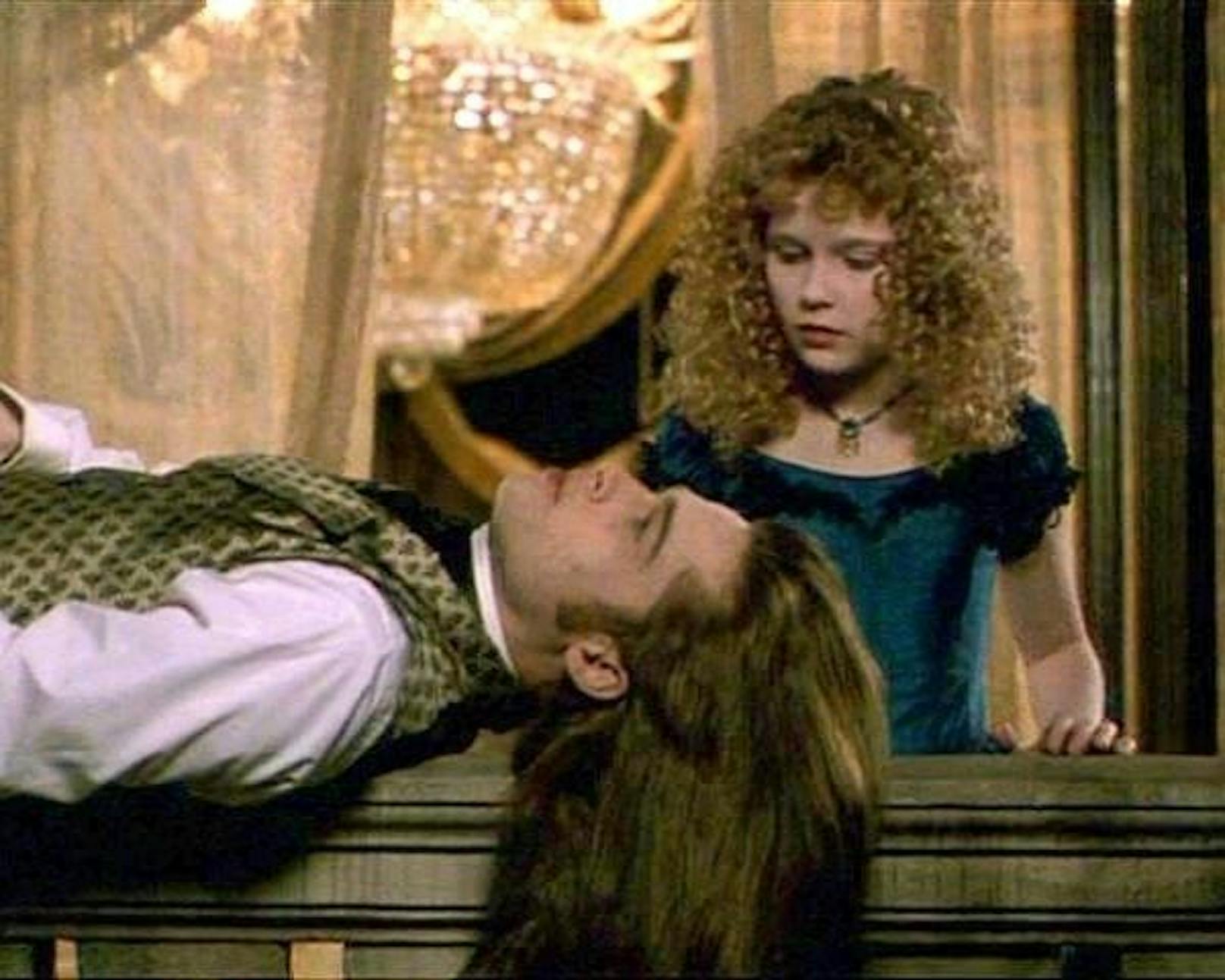 Kirsten Dunst mit ihrem Co-Star Brad Pitt in "Interview mit einem Vampir" (1994)