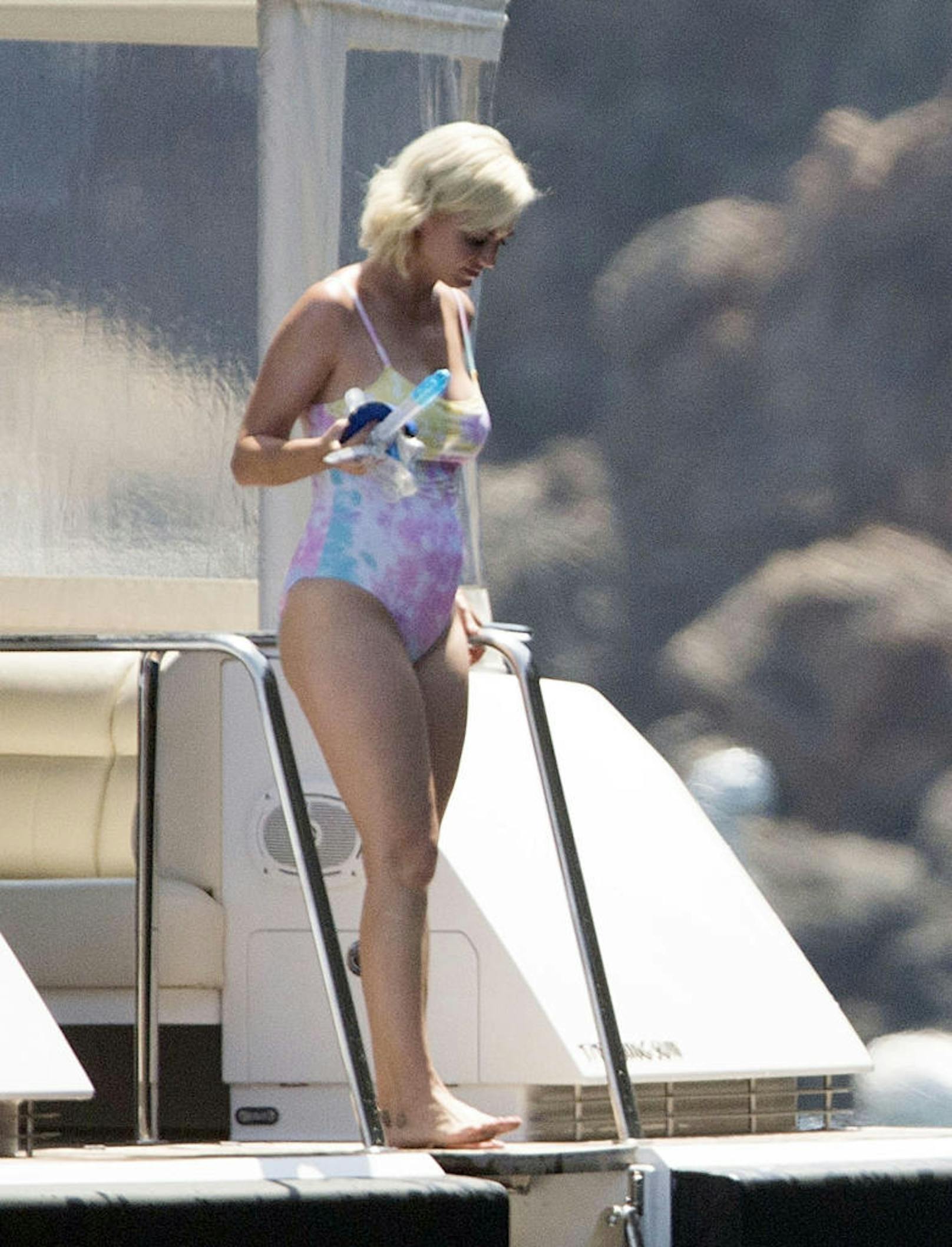 Urlaub auf Mallorca mit Orlando Bloom am 23.7.: Im Badeanzug kann Katy nichts verstecken. 