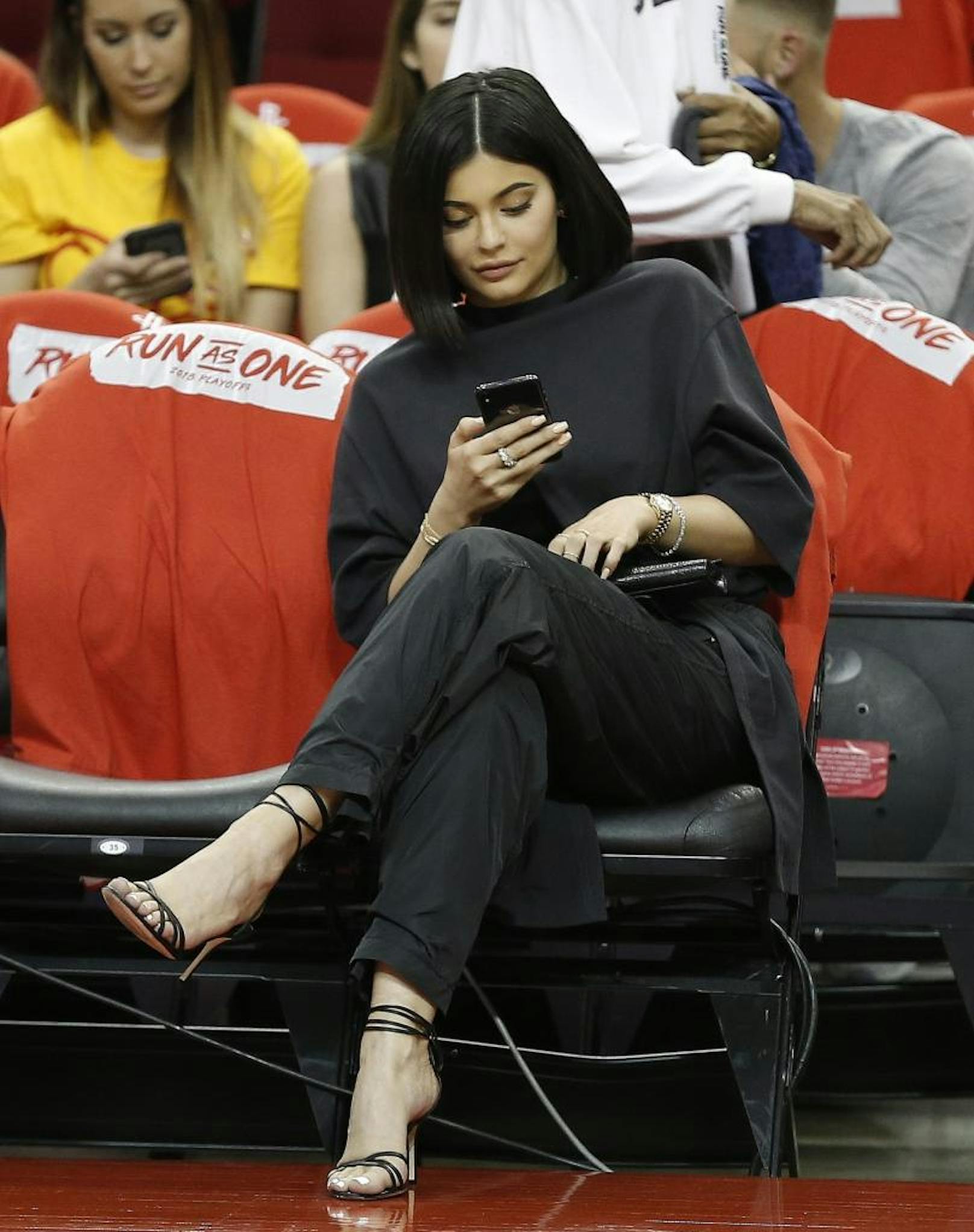 So muss Sport: Kylie Jenner sitzt in Houston bei einem Basketball-Playoff-Spiel am Spielfeldrand. So richtig gefesselt scheint sie aber nicht zu sein.