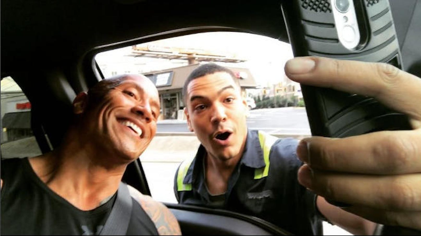 23.06.2017: Dwayne Johnson postete ein Video von sich mit einem Fan. Als er mit seinem Wagen am Nachhauseweg war, stoppte der Typ, um ein Selfie mit seinem grten Idol zu machen - und legte dabei mal eben den Verkehr lahm und riskierte dabei sogar sein Leben. "Thanks dude for making my day", schreibt The Rock zum Video.