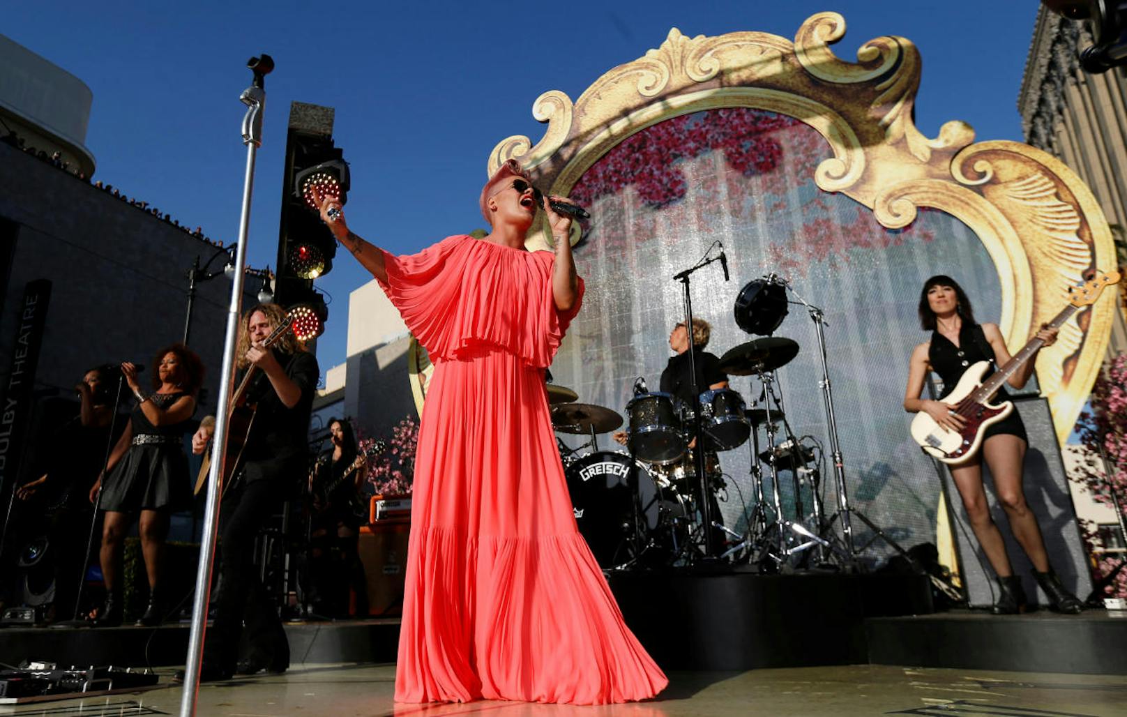 Pink performt bei der Premiere von "Alice Through the Looking Glass"