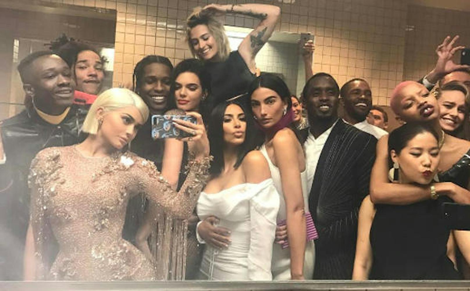 02.05.2017: Kylie Jenner knipste bei der MET Gala in New York dieses epische Badezimmer-Selfie. Neben ihren (Halb-)Schwestern Kim Kardashian und Kendall Jenner sind auch Puff Daddy, Paris Jackson, Brie Larson und A$AP Rocky zu sehen.