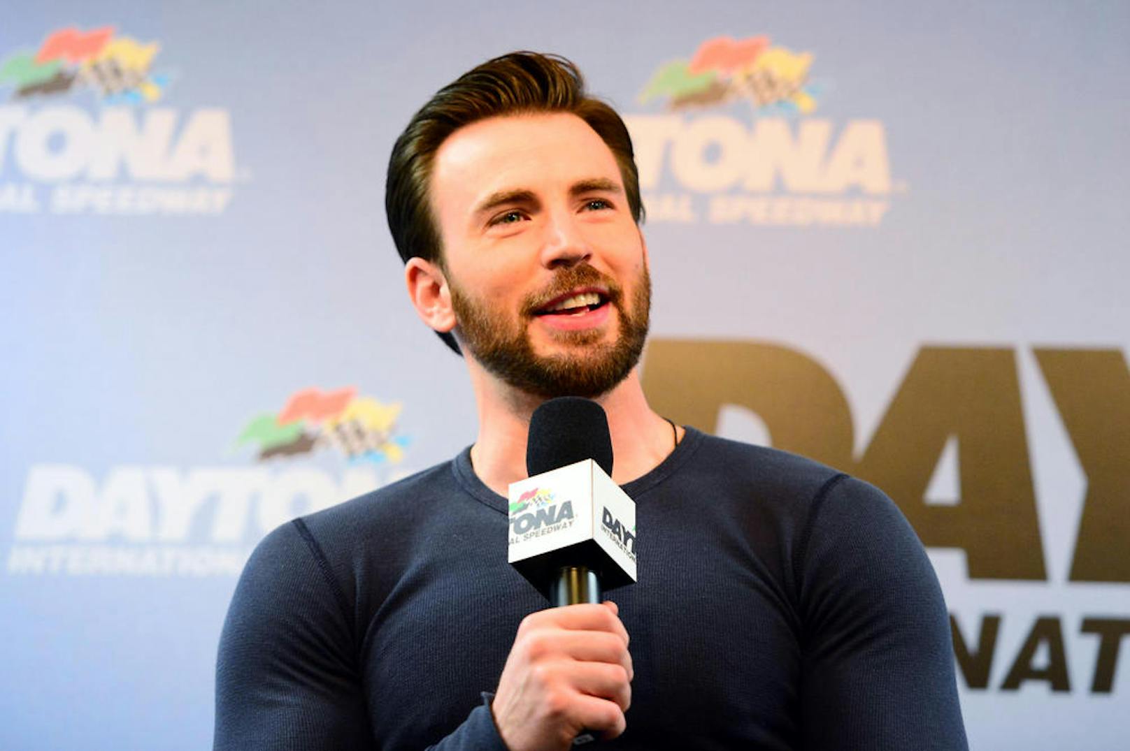 "Captain America"-Darsteller <strong>Chris Evans</strong> ist überwältigt vom Mut des kleinen Bridger. "Du bist ein Held", lobt der Star den jungen Lebensretter.