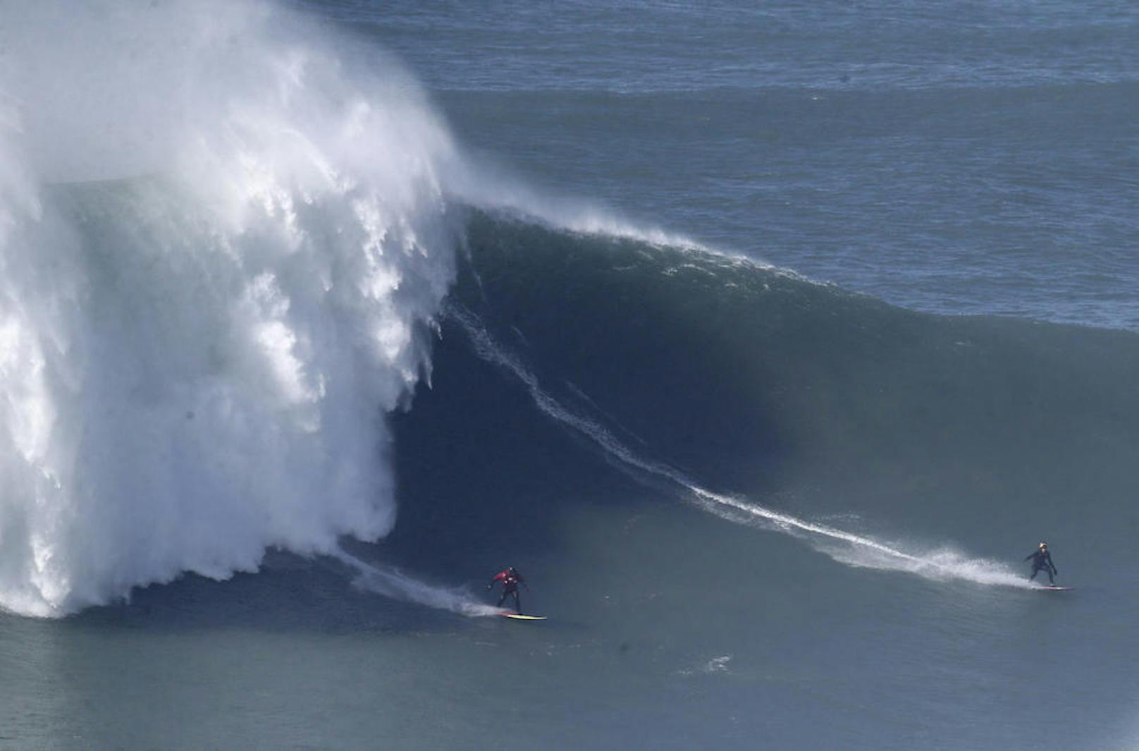 10.02.2017: Surfer von überall auf der Welt reisten nach Praia do Norte in Nazare, Portugal zum "Big Wave Surf". (Foto: AP)
