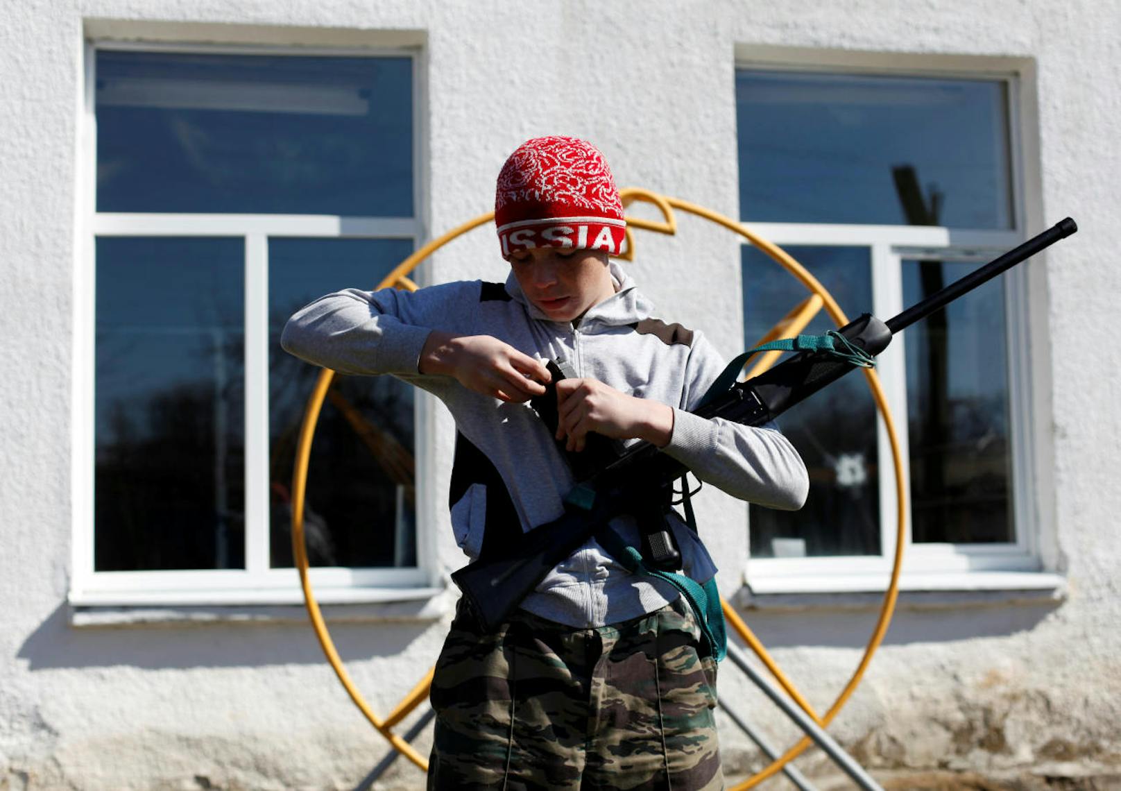 Schüler der russischen Kadettenschule in Stavropol lernen auch den Umgang mit Sturmgewehren.