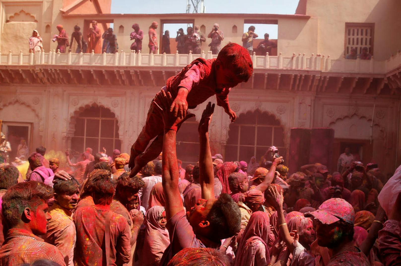 09.03.2017: Die Menschen zelebrieren das Holi-Festival ("Fest der Farben") in Uttar Pradesh, Indien.