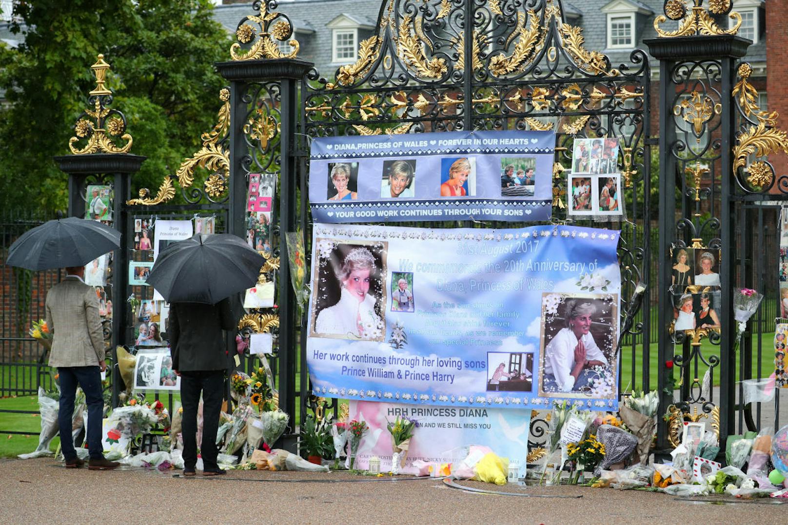 31.08.2017: Prinz William und Prinz Harry stehen vor dem mit Blumen und Fotos geschmückten Tor zum Kensington Palace in London. Genau vor 20 Jahren kam ihre Mutter Prinzessin Diana bei einem tragischen Verkehrsunfall ums Leben.