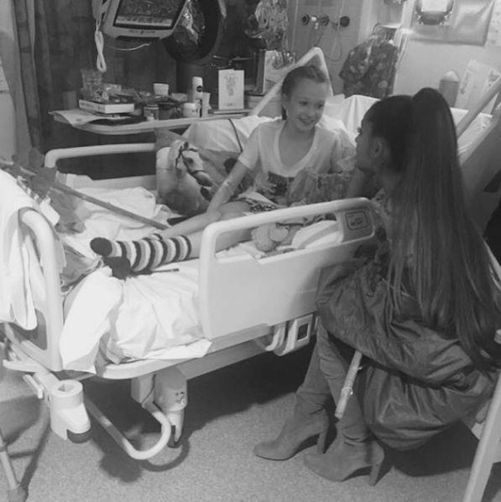 03.06.2017: Ariana Grande besucht verletzte Kinder in Spital.