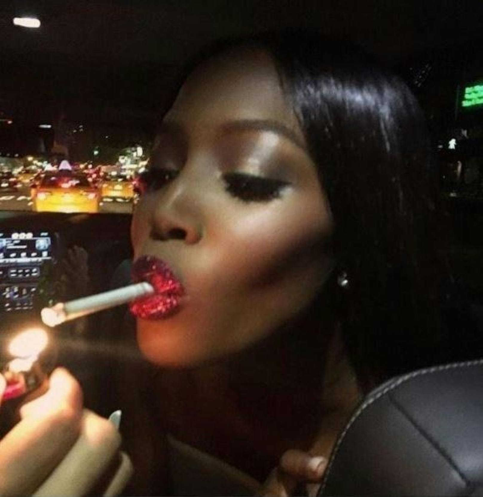 30.07.2017: Naomi Campbell feiert den "National Lipstick Day" mit einer Zigarette.