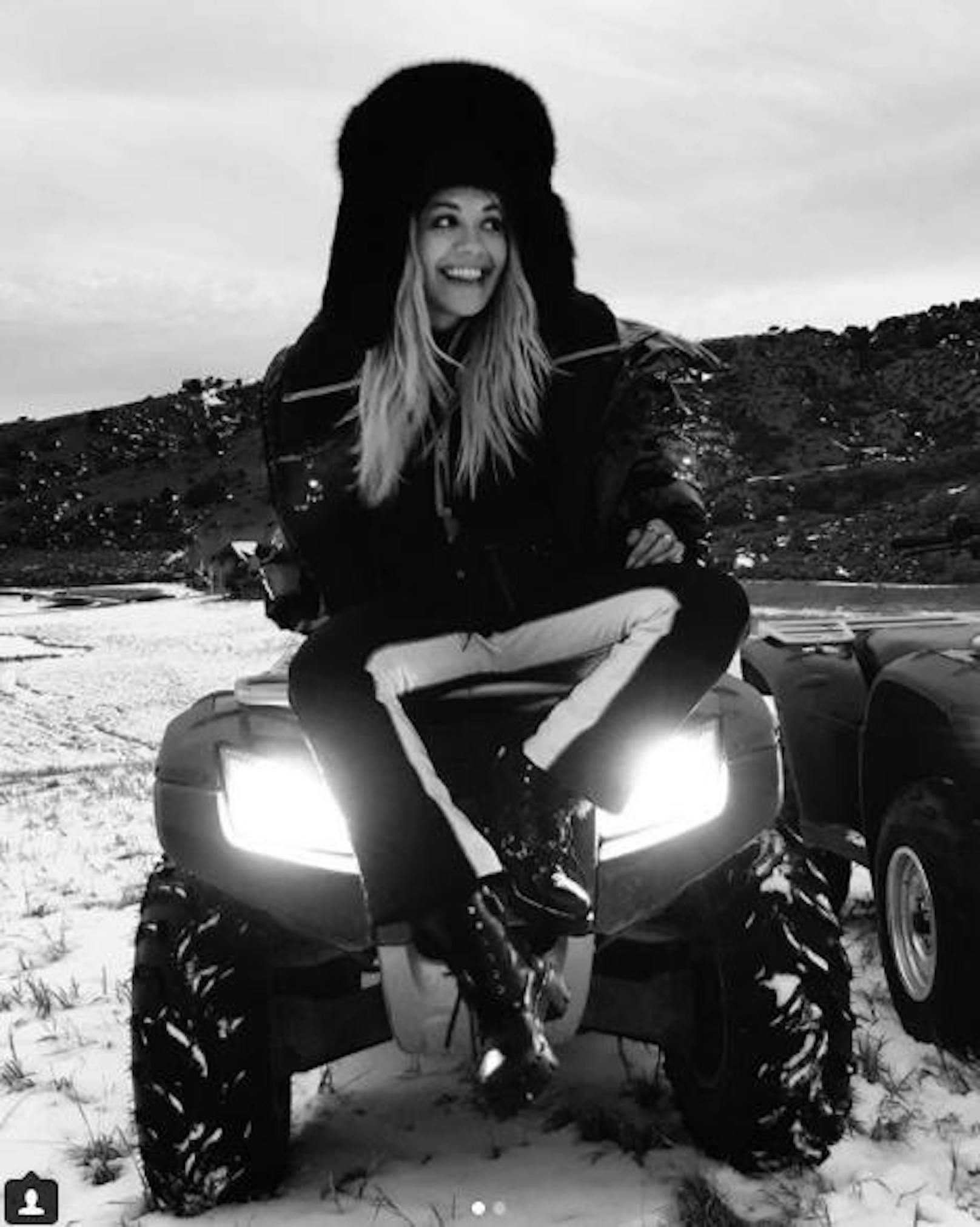 31.12.2017: Die britische Sängerin Rita Ora verbringt den Jahreswechsel mit Freunden auf einer abgelegenen Luxus-Ranch im verschneiten Colorado. Auf Quads lässt sich dort die atemberaubende Gegend erkunden.