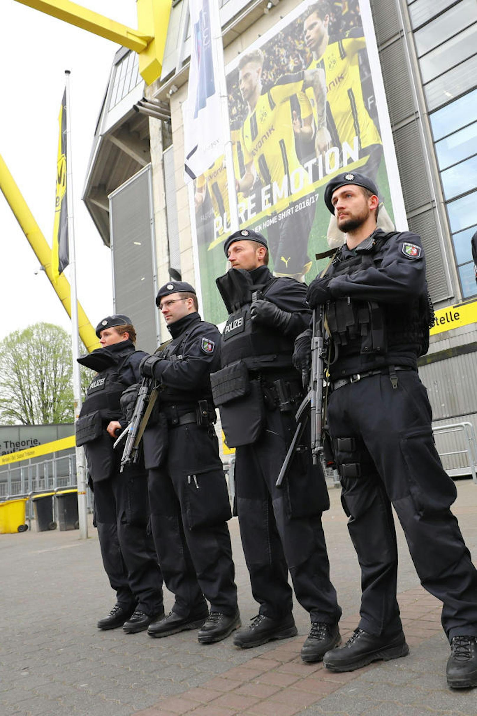 Einsatzkräfte schützen das Stadion