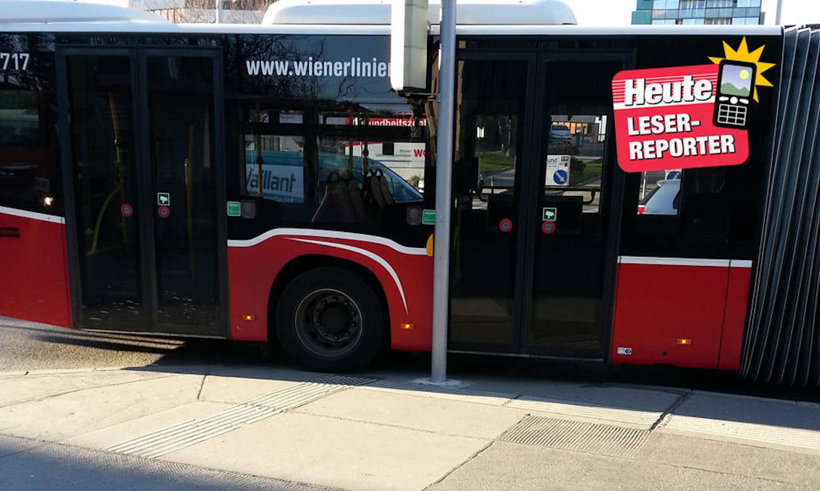 Dieser 7A-Bus blieb an einer Fußgängerampel hängen.