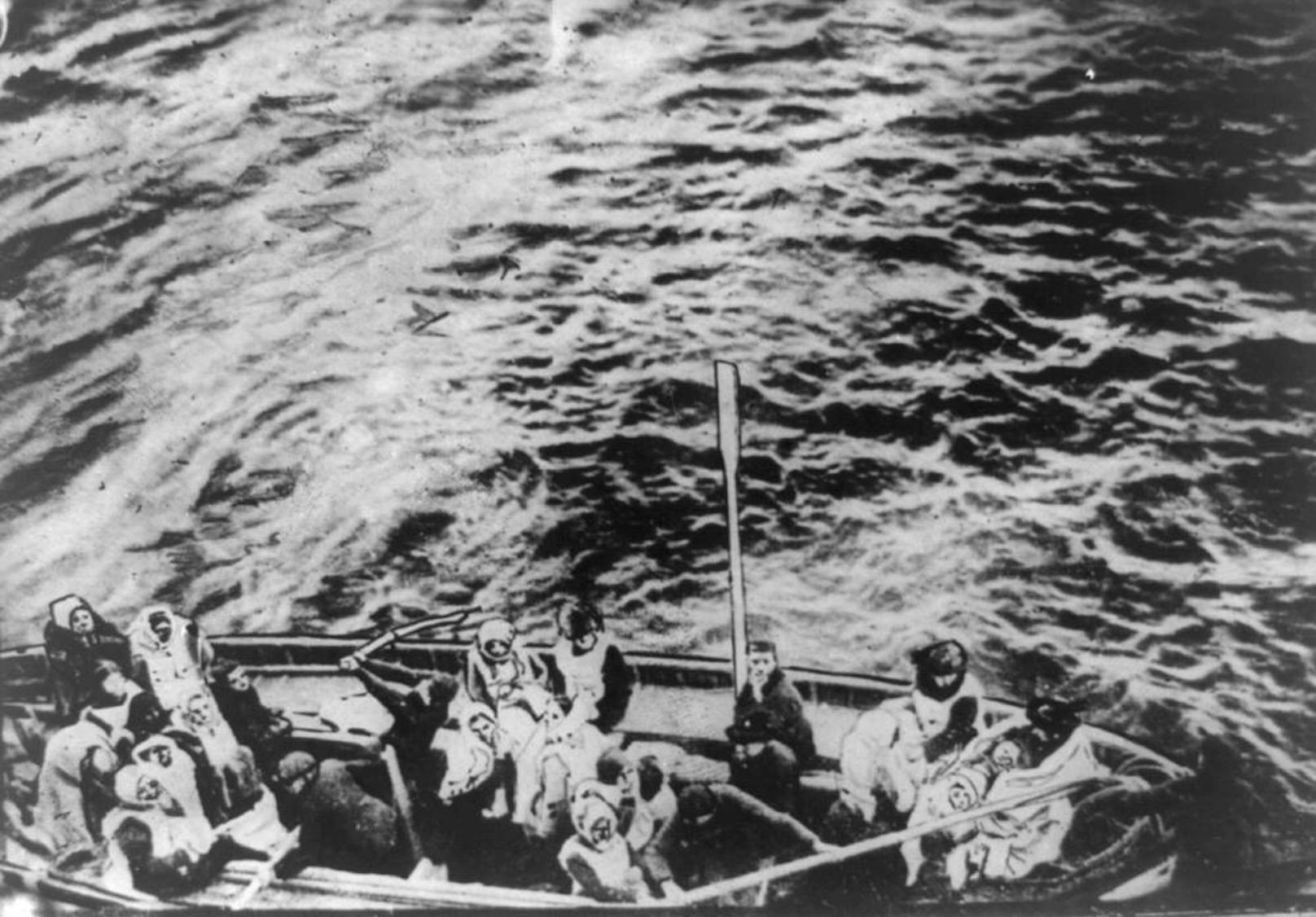 Titanic-Rettungsboot am 15. April 1912 auf dem Weg zum Schiff Carpathia