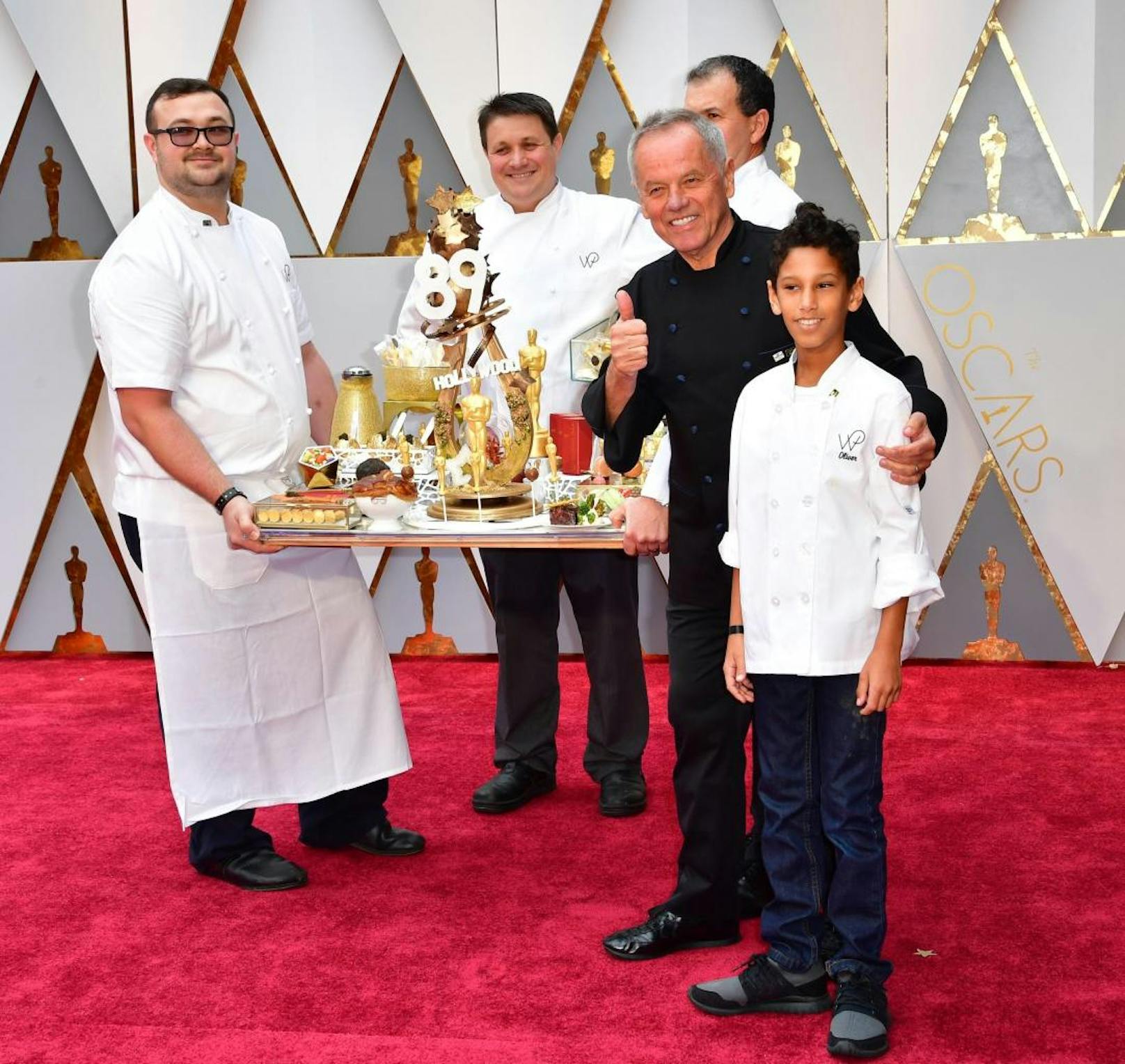 Wolfgang Puck und sein Sohn Oliver mit dem "Oscar"-Team rund um den Starkoch.