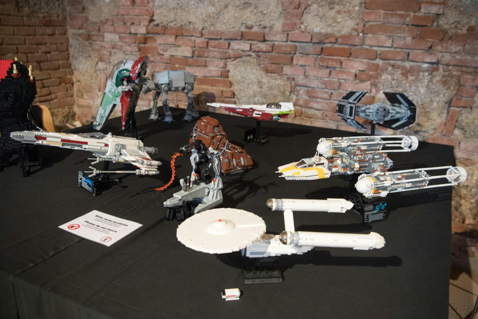 Star Wars-Raumschiffe wurden ausgestellt.