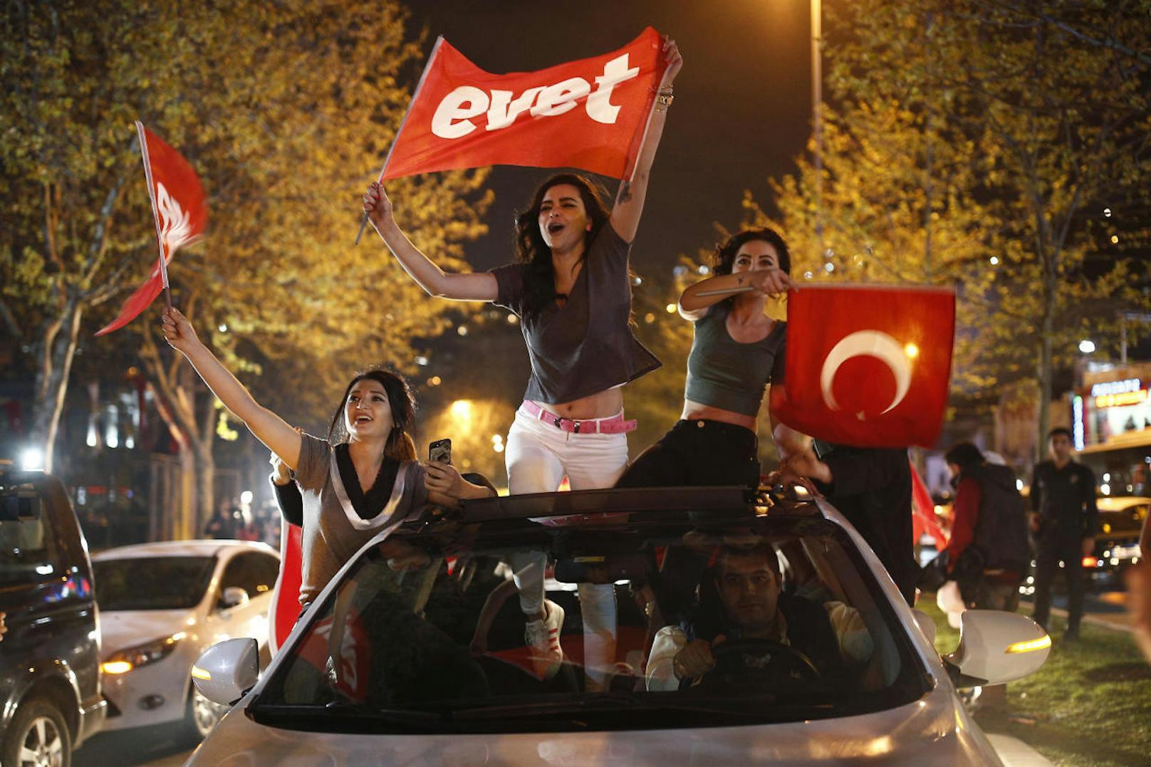 Am Sonntag fand in der Türkei das mit Spannung erwartete Verfassungsreferendum statt. Auch Millionen im Ausland lebende Türken haben im Zuge des Verfassungsreferendums in der Türkei ihre Stimmen abgegeben. Dessen knapper Ausgang (51,4 % für "Ja") zeigt nun: Ausgerechnet sie dürften das Zünglein an der Wage ausgemacht haben, das Erdogan zum Sieg verholfen hat. Brisant: In Wien stimmten 74,6 Prozent für Staatspräsident Erdogan - mehr, als in vielen türkischen Städten! <a href="https://www.heute.at/welt/news/story/In-Wien-mehr--Ja-Sager--als-in-tuerkischen-Staedten-57138951">Hier Story nachlesen</a>