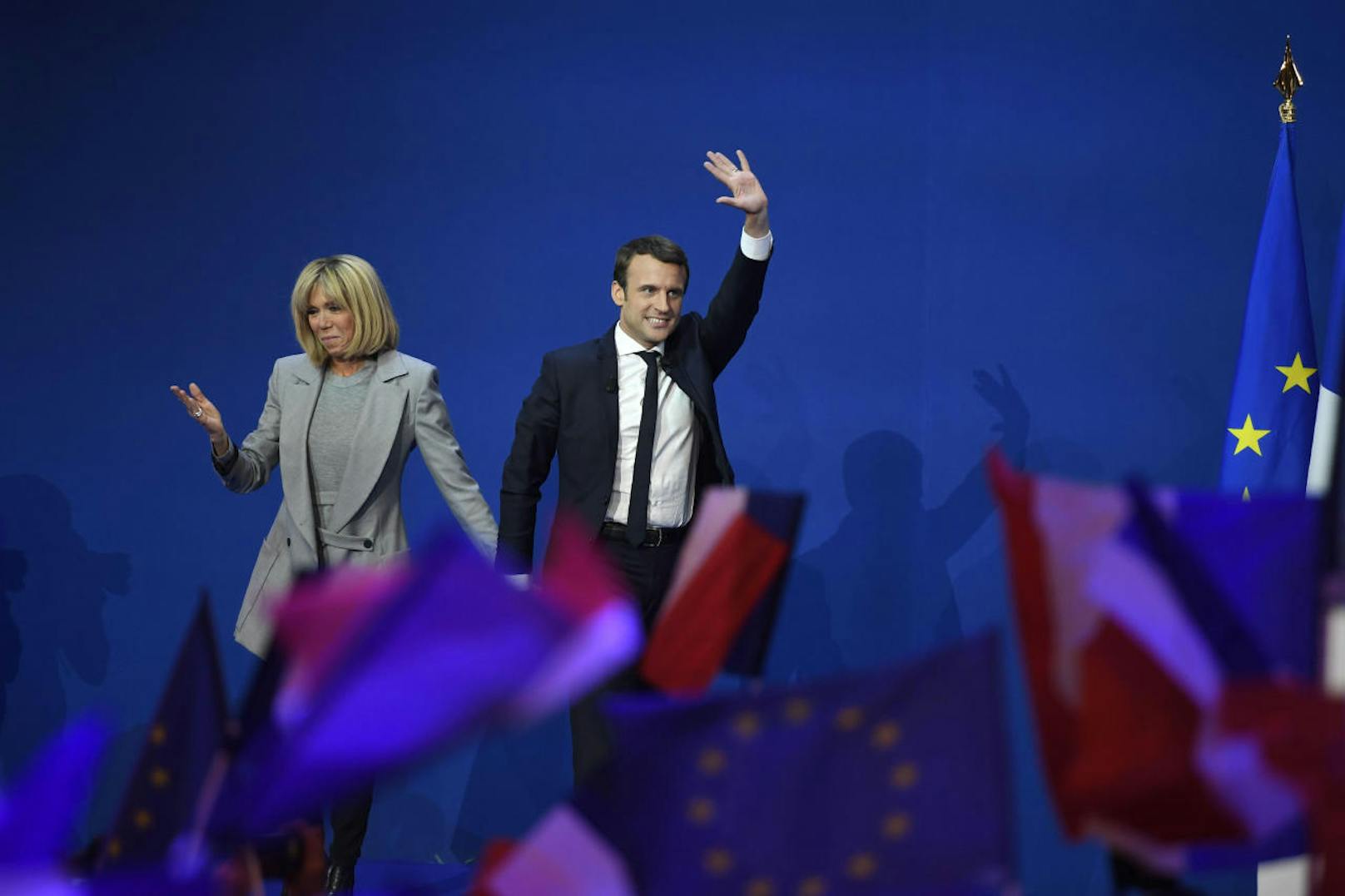 Nach dem Wahlsieg: Frankreichs Emmanuel Macron mit Ehefrau Brigitte
