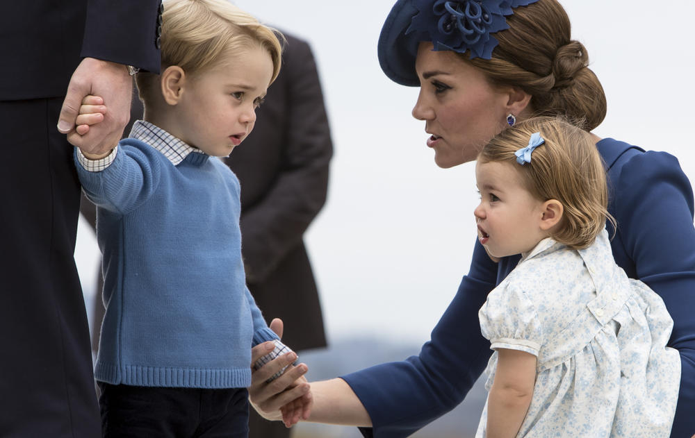 Mama Kate mit Prinz George und einem Schwesterchen Catherine .