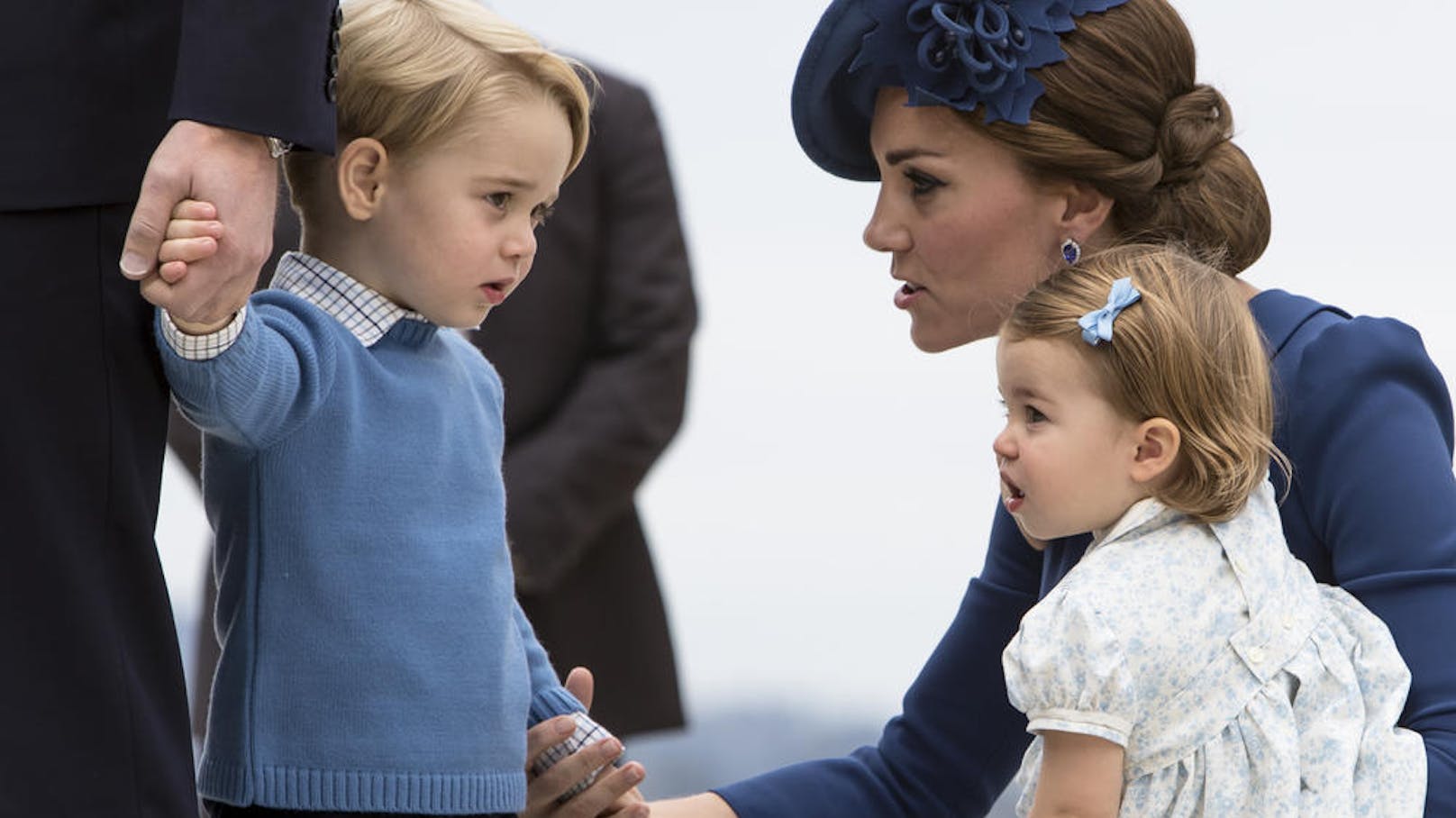 Mama Kate mit Prinz George und einem Schwesterchen Catherine .