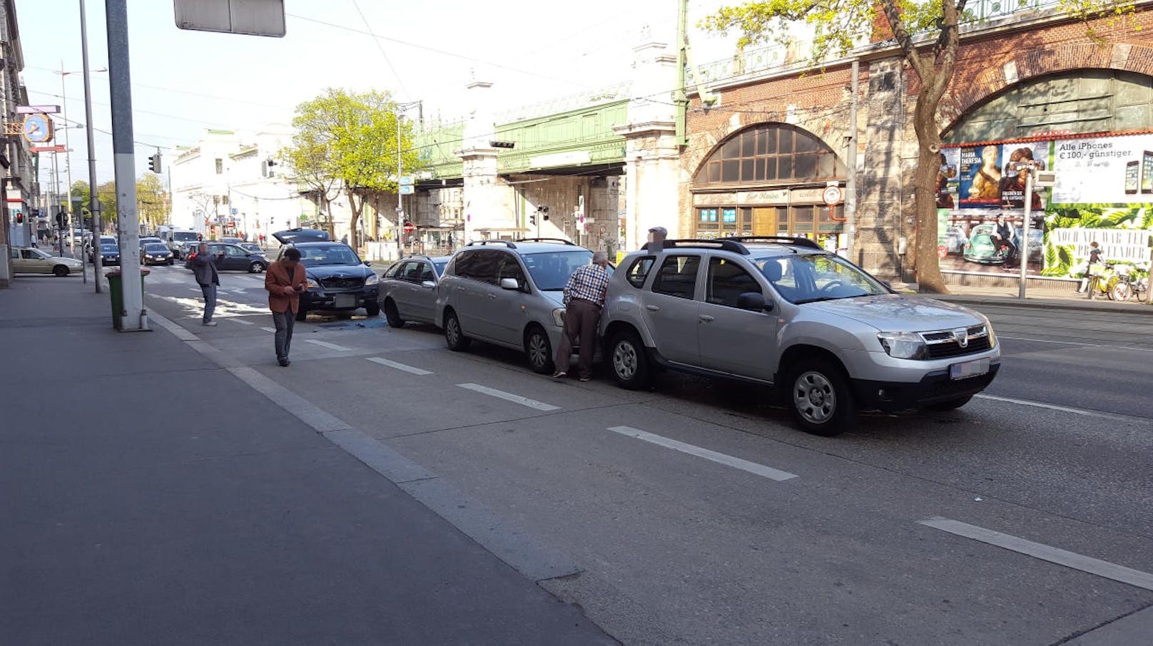 Am Mittwoch sind am Wiener Gürtel gleich vier Fahrzeuge in einen Auffahrunfall geraten.
