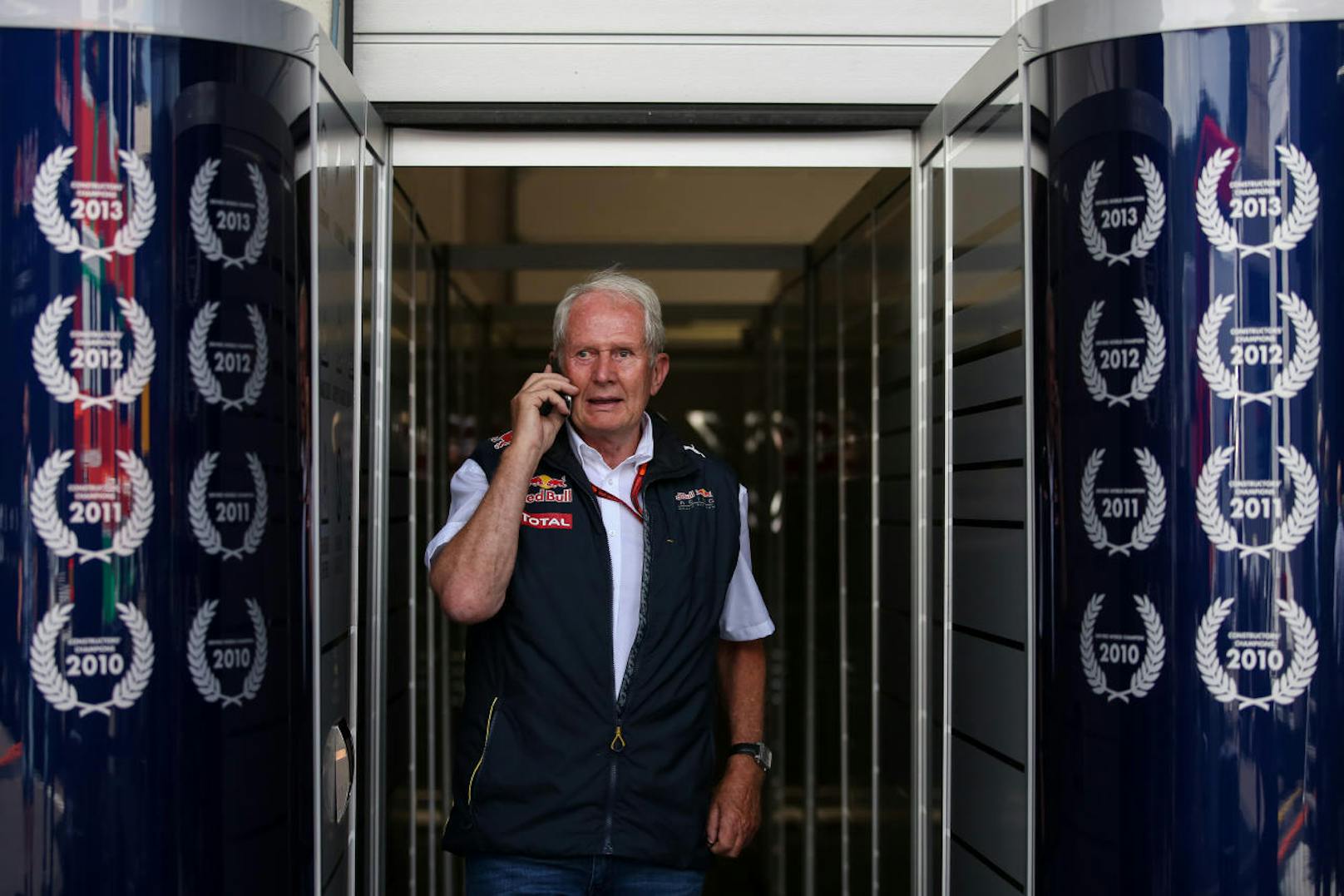 Armer Helmut Marko! Der Red-Bull-Motorsportchef wurde von "Ö3-Callboy" Gernot Kulis am Telefon ordentlich hereingelegt. Angesichts seiner Erfolge kann er den Spott aber leicht ertragen ...