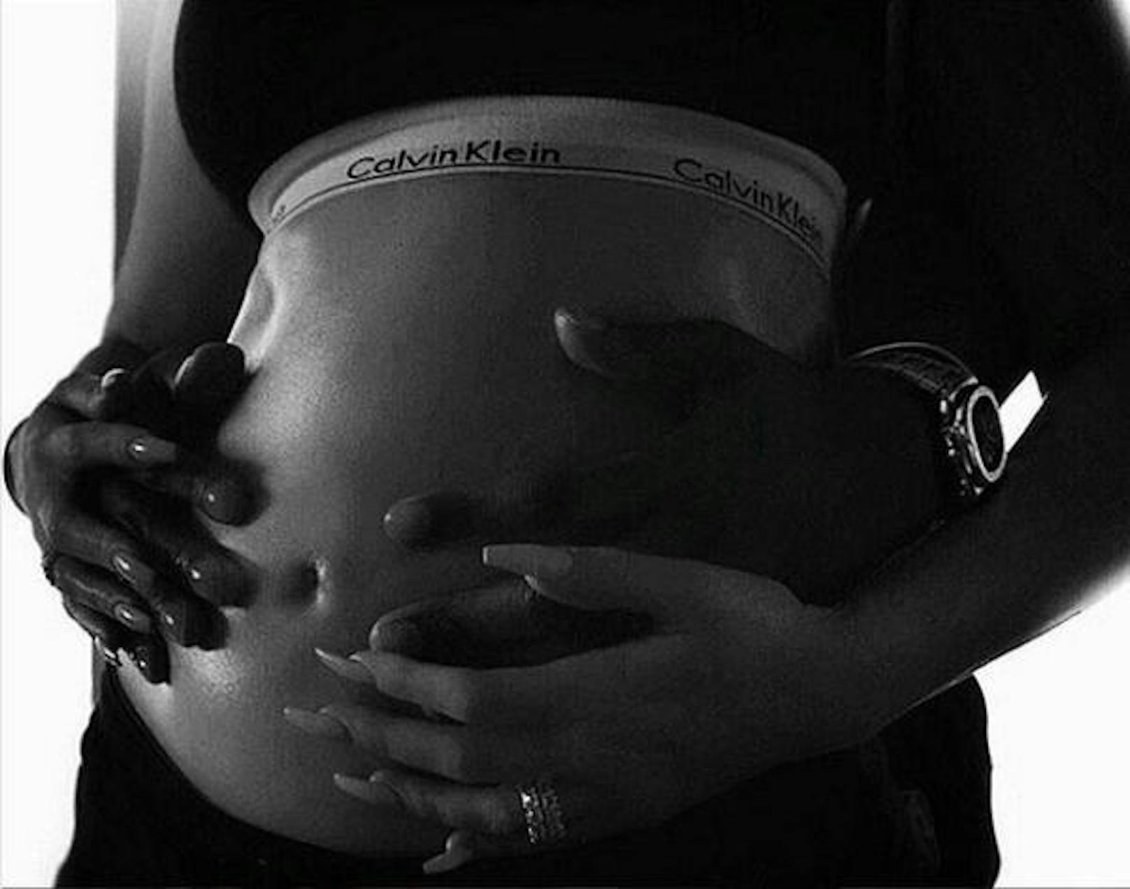 21.12.2017: Monatelang ließ Khloe Kardashian ihre Fans zappeln. Jetzt bestätigte sie ihre Schwangerschaft mit diesem Foto. 