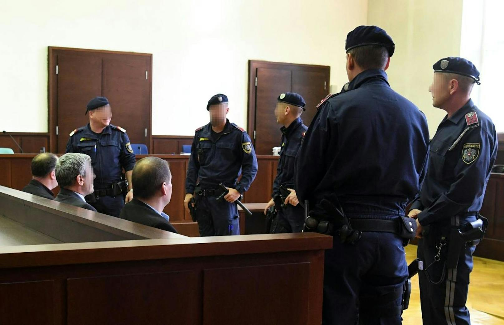 Prozess gegen mutmaßliche OPPT-Anhänger wegen schwerer Nötigung, beharrlicher Verfolgung und Amtsanmaßung am Landesgericht Krems.