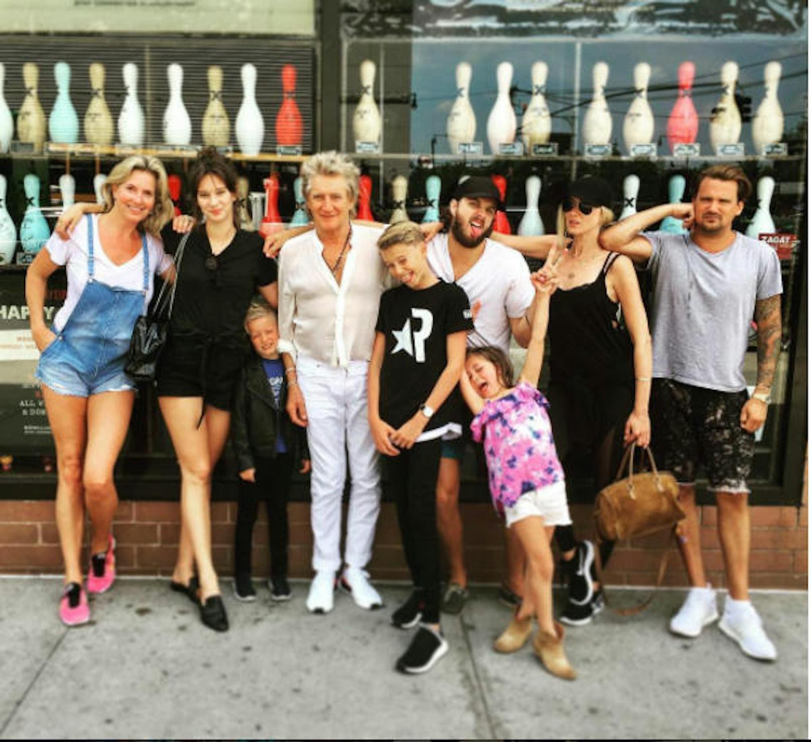 23.07.2017: Seltenes Familienfoto von Rod Stewart. Der schottische Sänger urlaubt mit seiner Familie gerade in New York. Ehefrau Penny Lancaster stellte das Bild auf Instagram. Es zeigt von links nach rechts: Penny Lancaster (46), Tochter Renee (25), Sohn Aiden (6), Rod Stewart (72), Sohn Alastair (11), Sohn Liam (22), Enkelin Delilah (5), Tochter Kimberly (37) und Sohn Sean (36).