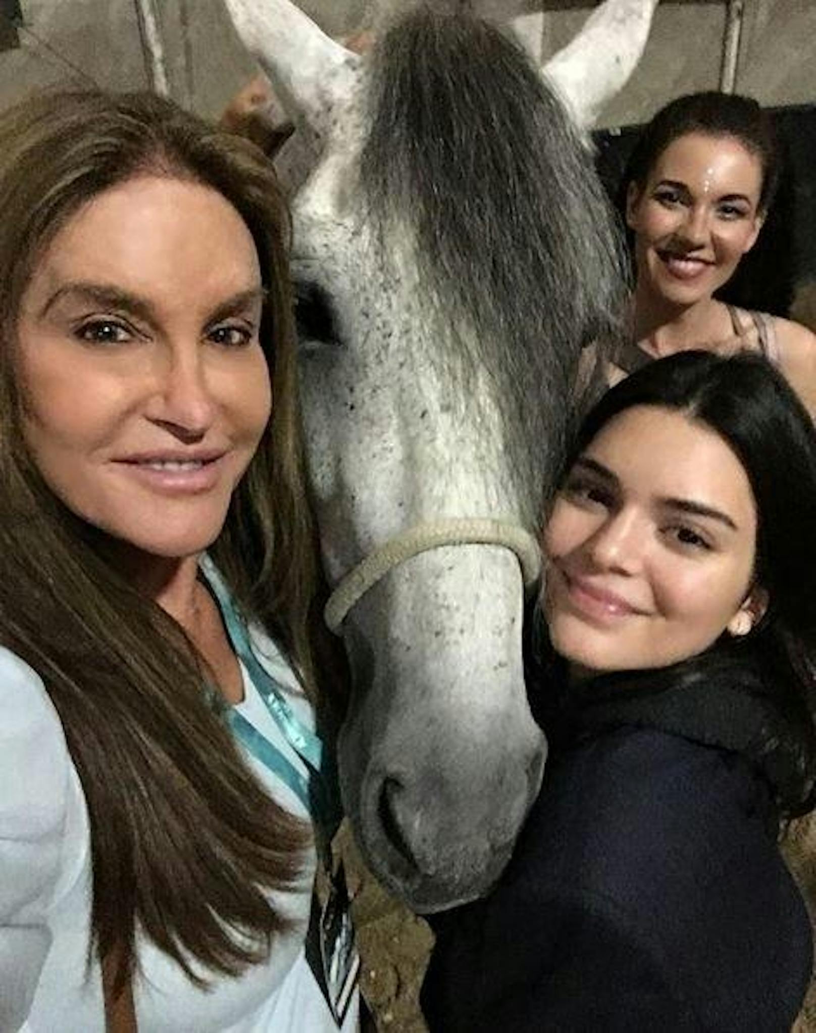05.01.2017: Caitlyn Jenner war mit Tochter Kendall Jenner im Stall. "Meine Tochter liebt mein Pferd", schreibt Caitlyn dazu.