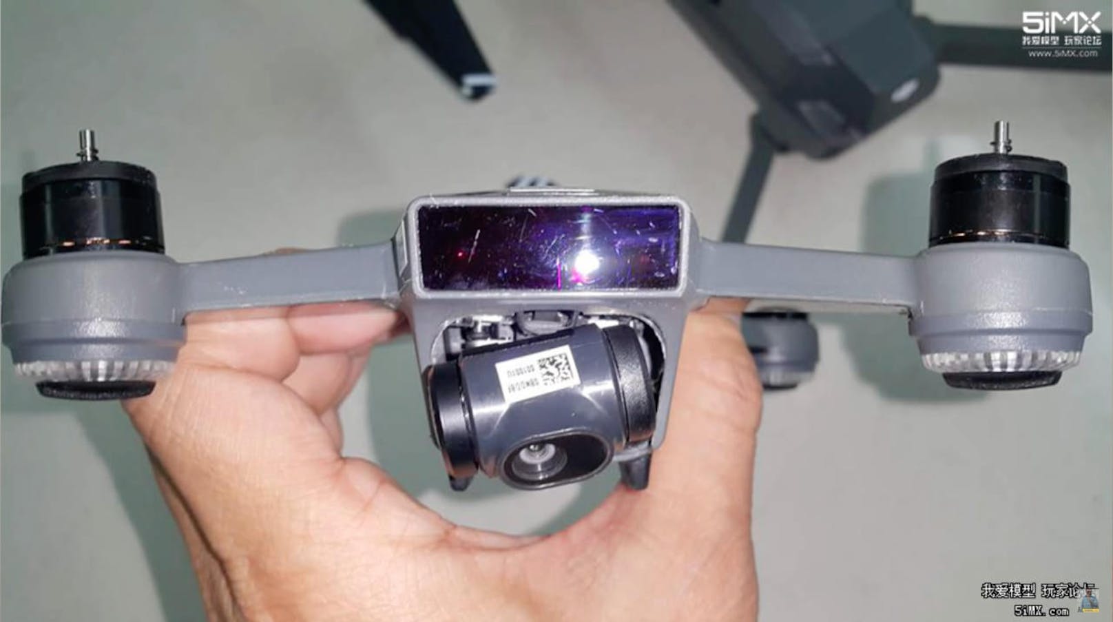 Der Mini-Qadrocopter verfügt über eine echte Aufhängung ("Gimbal"), die die Kamera während des Fluges stabilisiert.