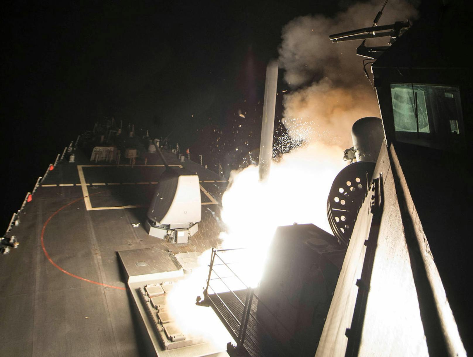 Der Zerstörer USS Ross der US-Kriegsmarine feuert Tomahawk-Marschflugkörper auf Syrien ab.