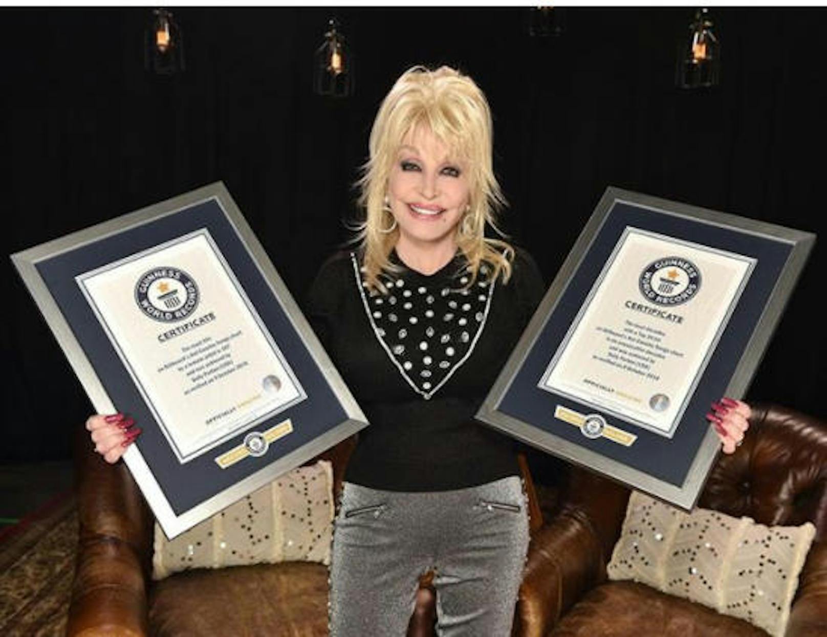 19.01.2018: Dolly Parton hat nicht nur den 72. Geburtstag, sie wurde vom Guinnessbuch der Rekorde auch gleich doppelt ausgezeichnet: Einmal für 'Most Decades with a Top 20 hit on Billboard?s Hot Country Songs Chart' und 'Most Hits on Billboard's Hot Country Songs Chart by a Female Artist.'