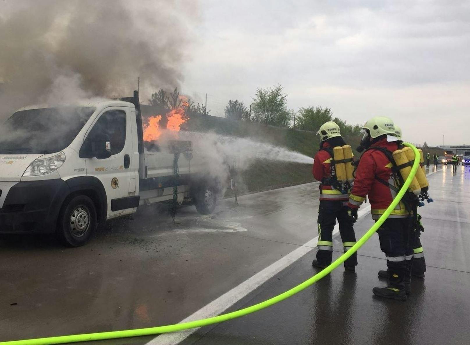 Ein Pritschenwagen stand auf der S1 in Flammen ...