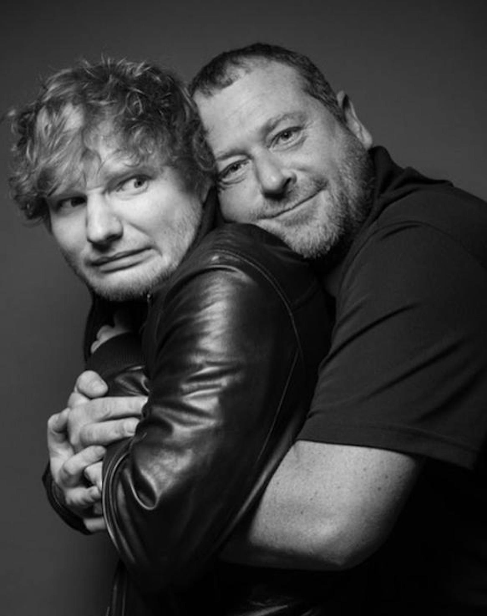 13.11.2017: Nach Brüchen an beiden Armen ist Ed Sheeran wieder zurück auf der Bühne. Das feiert er mit diesem Bild