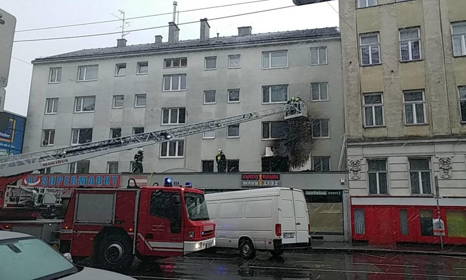 Wohnungsbrand löste Feuerwehr-Einsatz im 15. Bezirk aus.