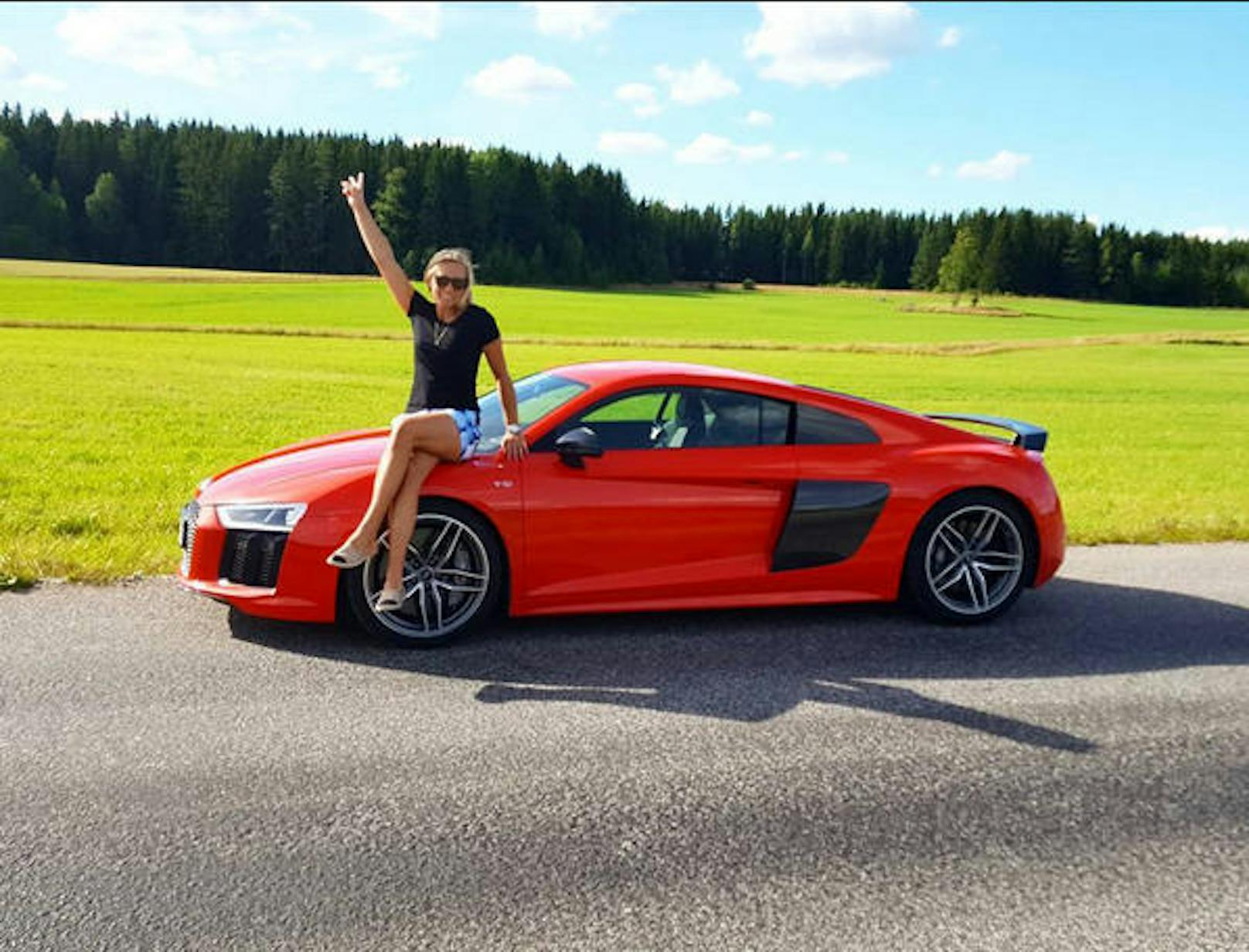 "Schweden-Bombe" <b>Frida Hansdotter</b> hat im Sommer endlich Zeit, ihren Audi R8 auzuführen.