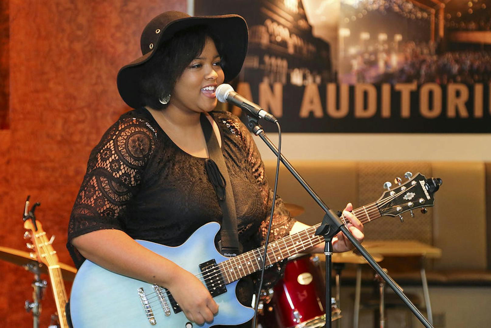 <b>Nashville International Airport: Beschwingt in die Lüfte</b>
In der "Music City" Nashville dürfen Live-Konzerte auch am Flughafen nicht fehlen. Bereits seit 1988 treten verschiedene Künstler aller Genres in den Terminals des Nashville International Airport auf. Insgesamt verfügt der Flughafen über sechs Konzertareale, in denen pro Jahr bis zu 700 Konzerte stattfinden.