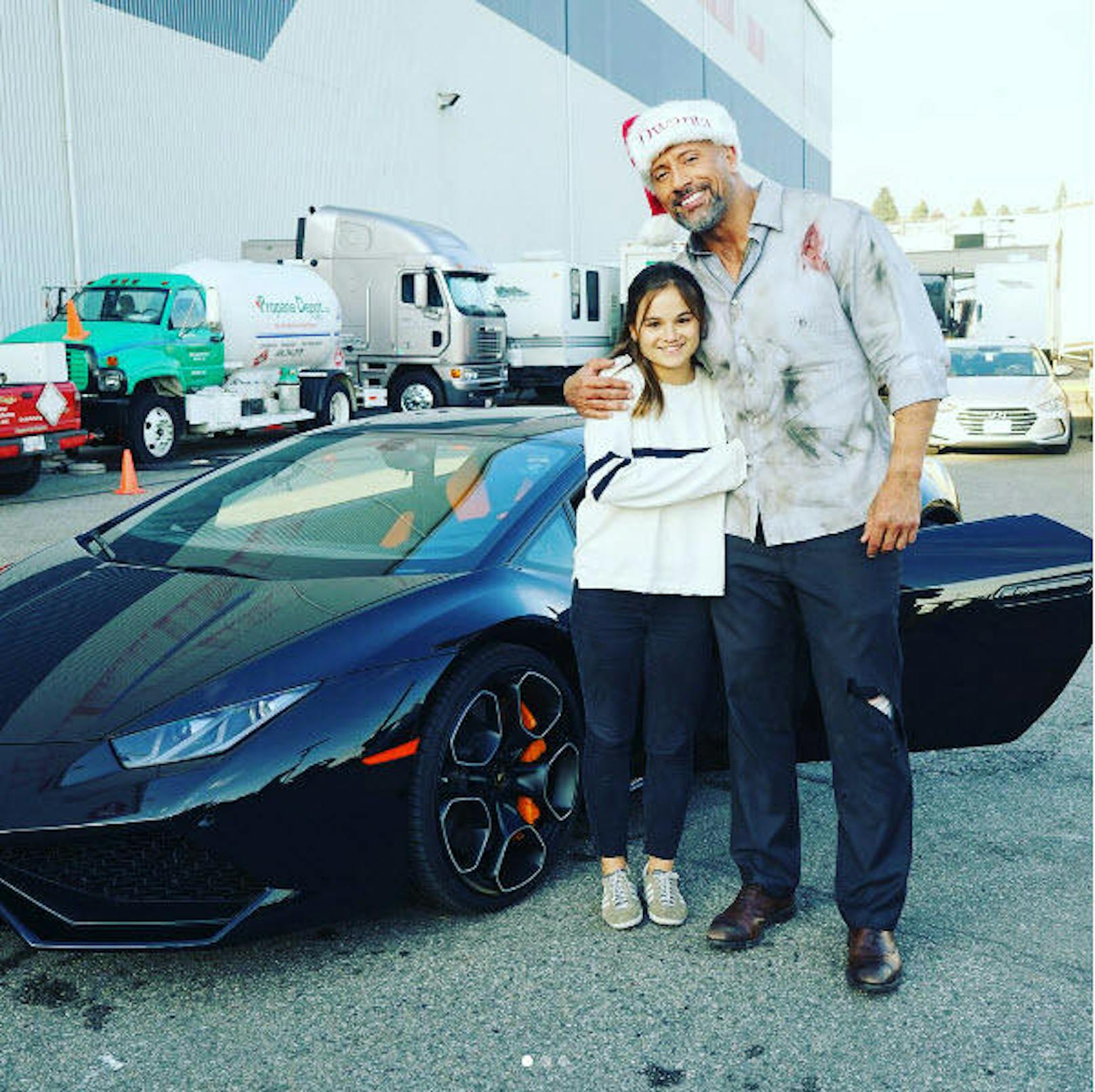 4.11.2017: Für "Make A Wish" cruiste Dwayne "The Rock" Johnson mit drei jungen Fans in einem Lamborghini durch die Stadt.