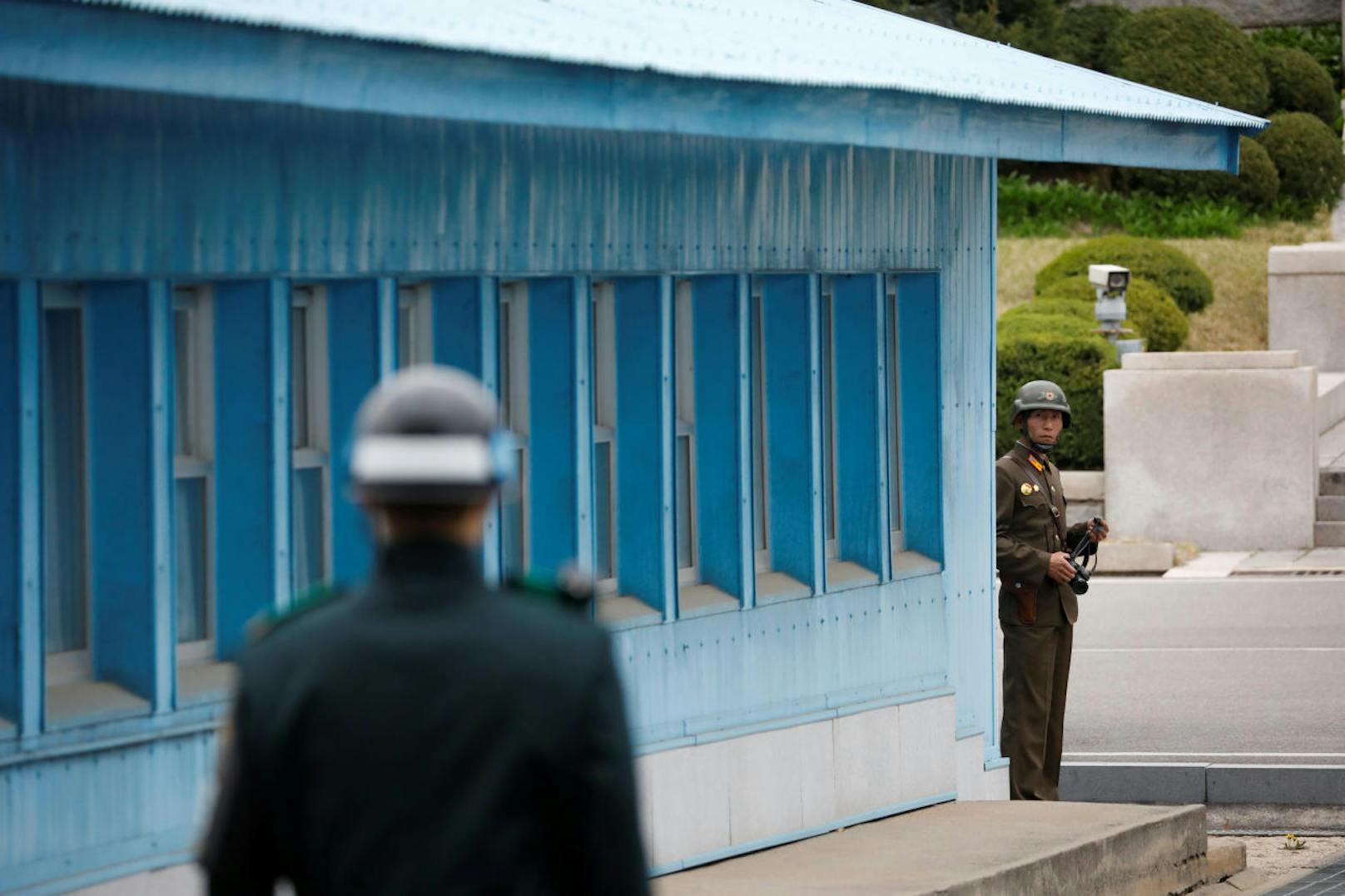 Ein nordkoreanischer Soldat blickt in Richtung von Pence.