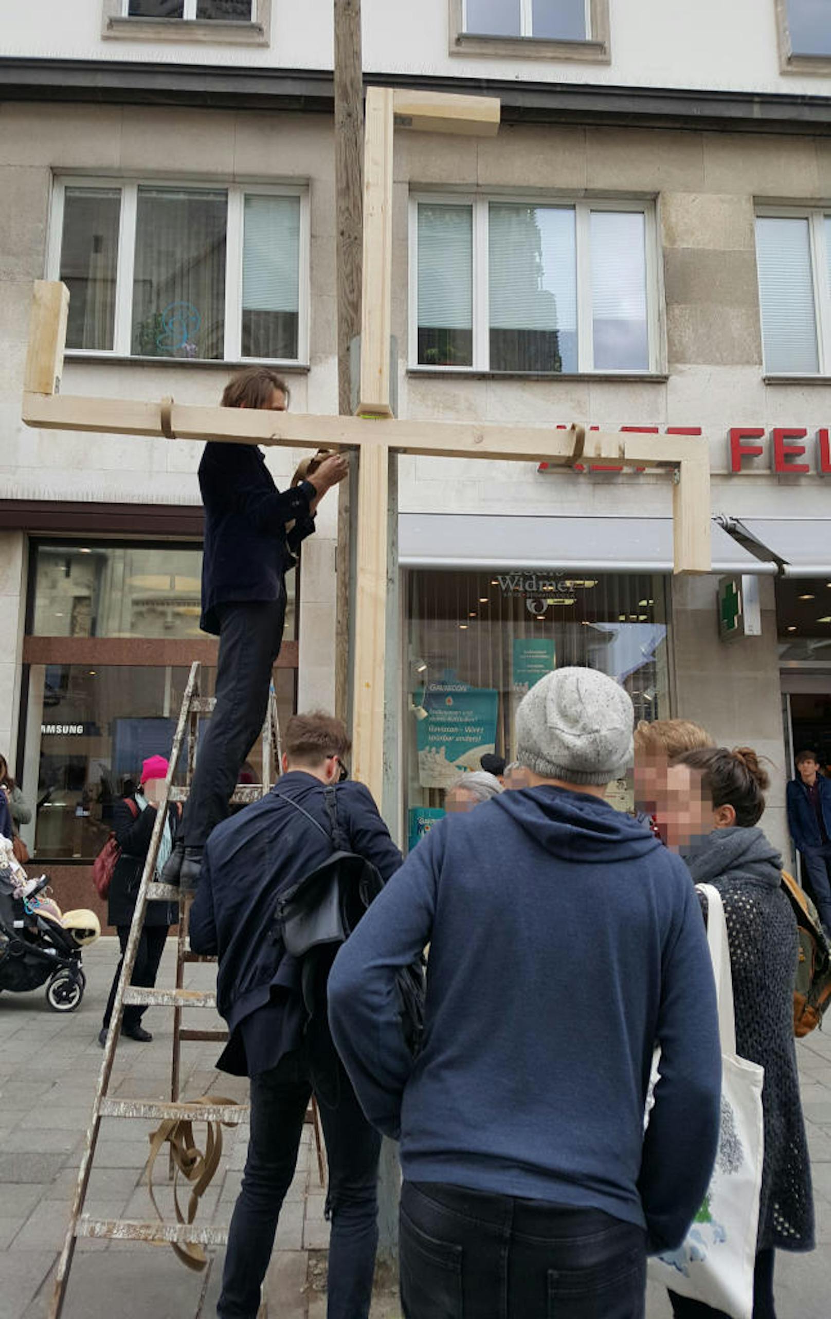 Ein aus Holzlatten zusammengezimmertes Hakenkreuz postierten die Aktivisten am Stephansplatz