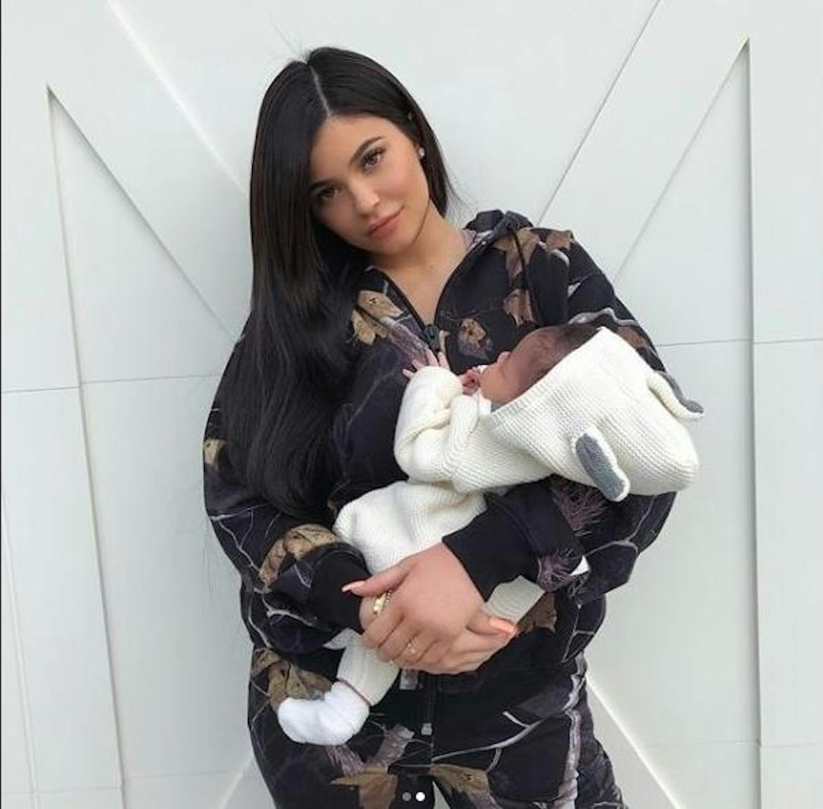 04.03.2018: Kylie Jenner zeigt sich erstmals mit Baby Stormi Webster. Die Kleine ist mittlerweile einen Monat alt.