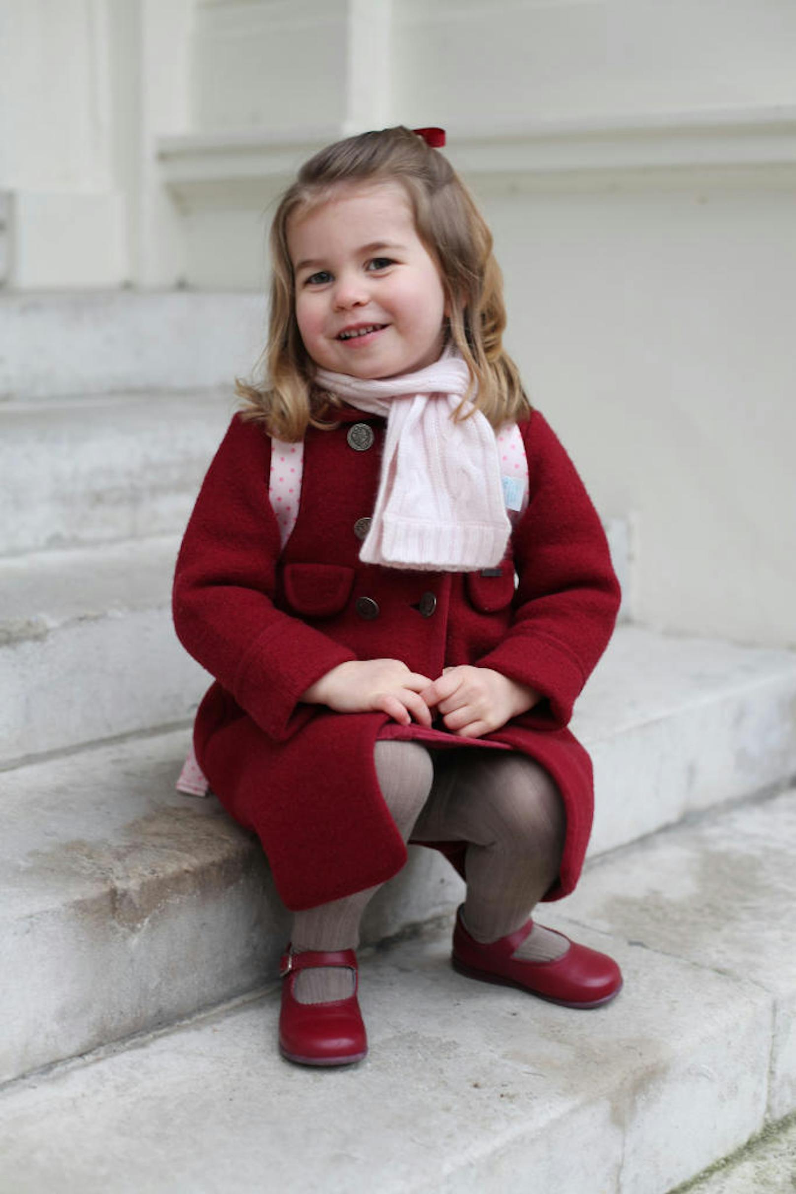 Wieder ein Bild aus dem persönlichen Fotoalbum der Royals: Mama Kate hat wieder zum Fotoapparat gegriffen. Modell ist diesmal Prinzessin Charlotte, die im Jänner 2018 ihren ersten Tag an der "Willcocks Nursery School" hatte.
