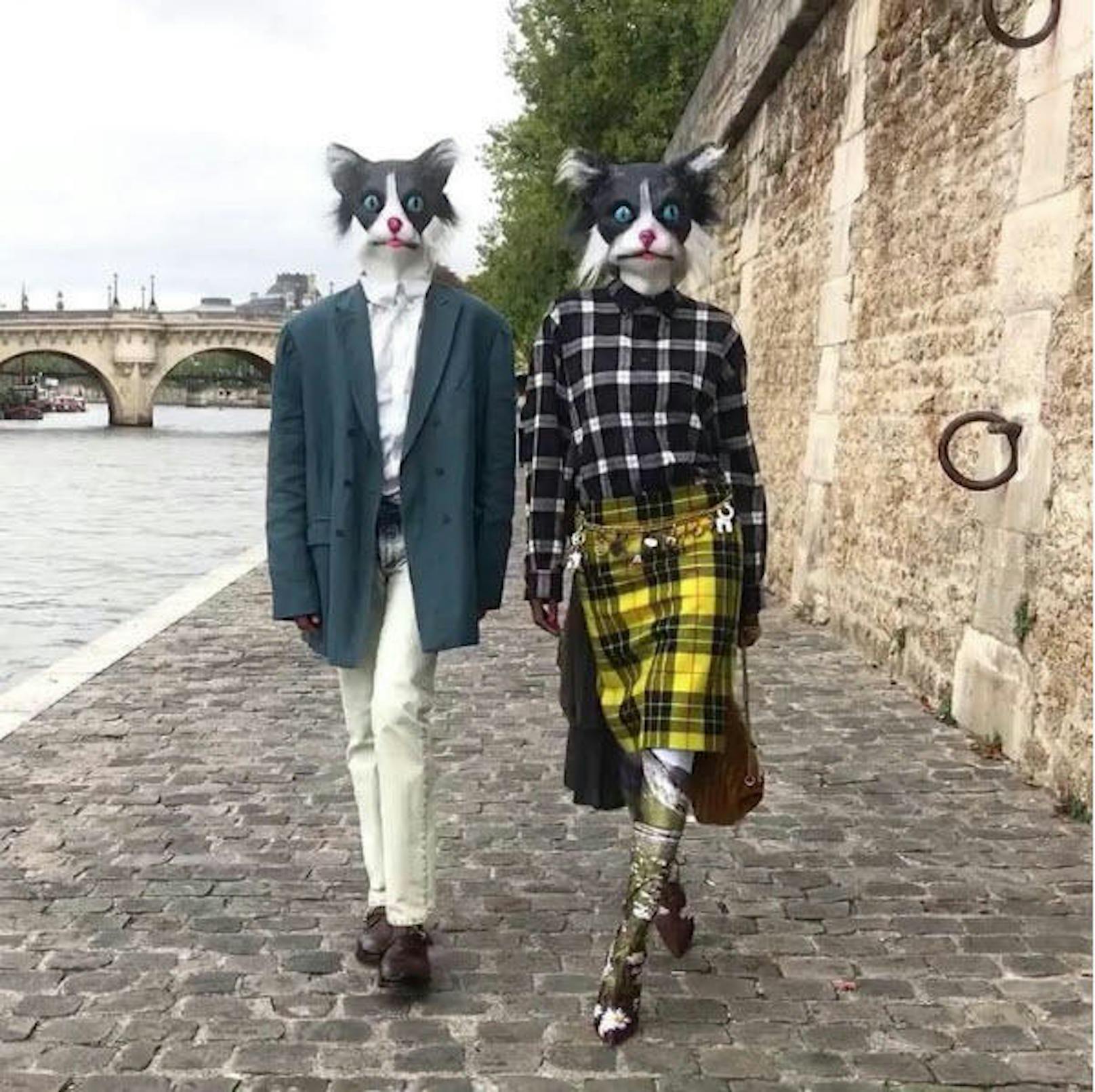 17.10.2017: Die Models Raphaël Mars und Sema-tawi Smart tanzen in Tiermasken für die "Vogue". 