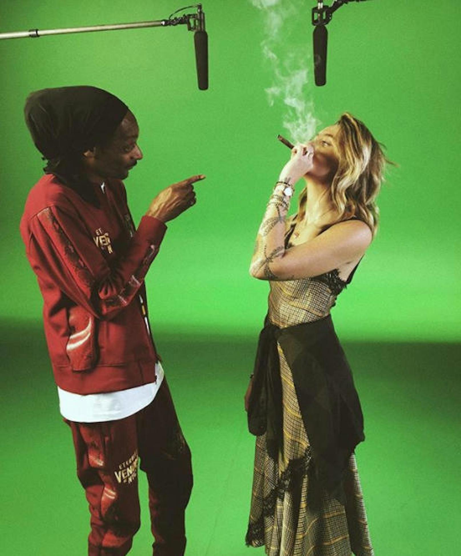 23.02.2018: Der kleinste gemeinsame Nenner zwischen Paris Jackson und Snoop Dogg ist ein riesengroßer Joint. "Green on Green" nannte Paris das Bild als sie es auf Instagram postete. 